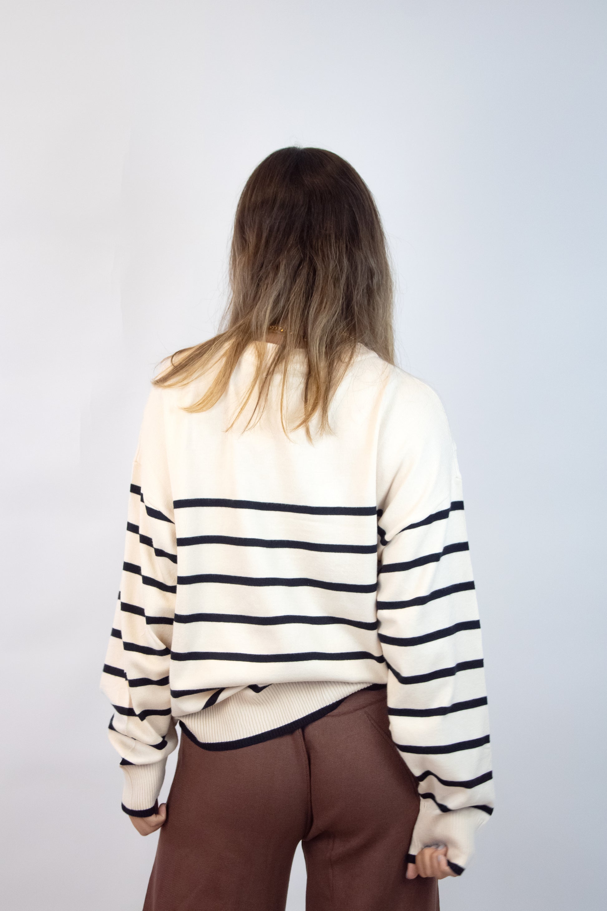 QQ856 Suéter Con Líneas Horizontales Cuello Redondo