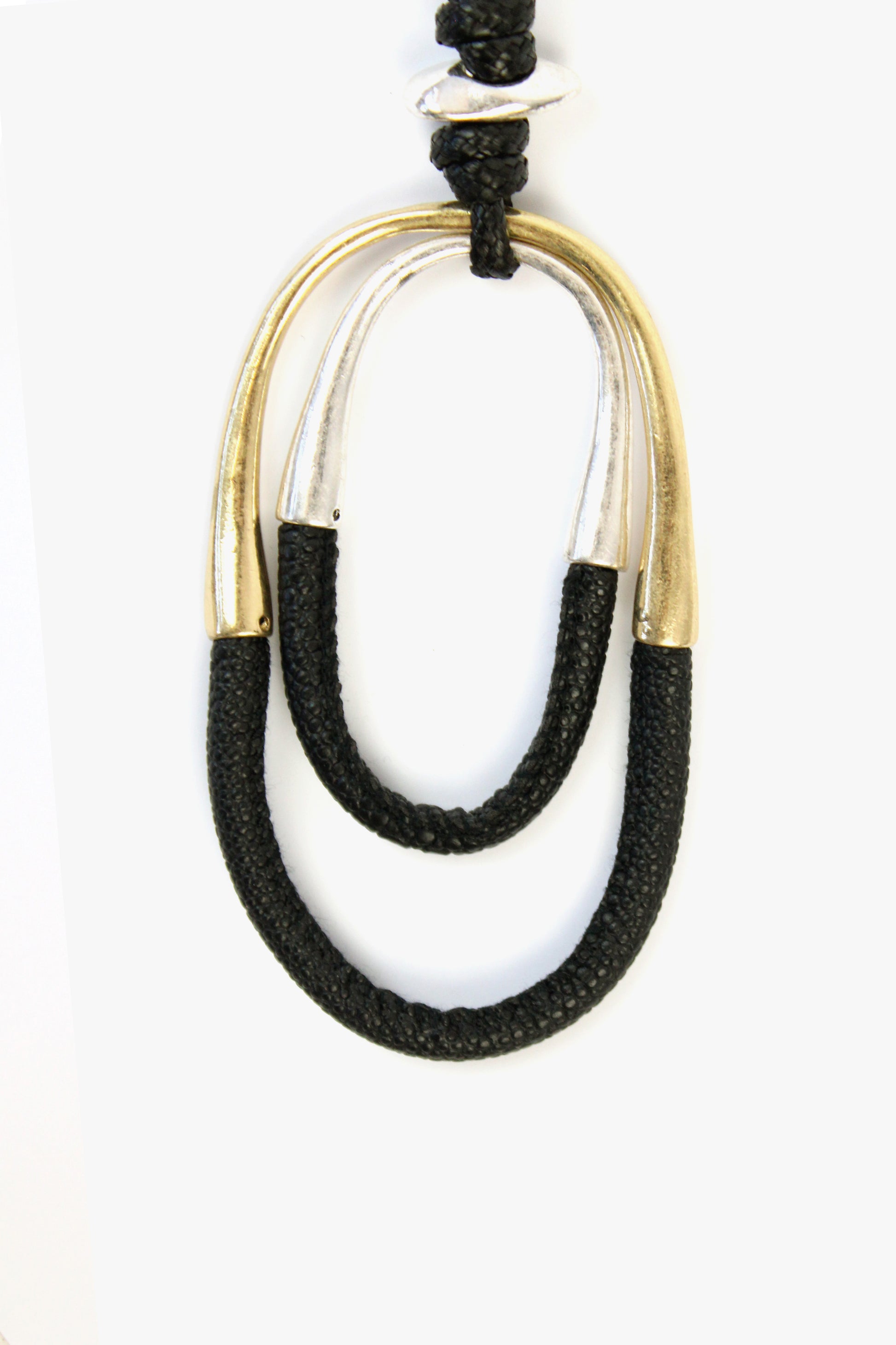 H734 Collar Largo Hilo Encerado Ovalo Mitad Piel
