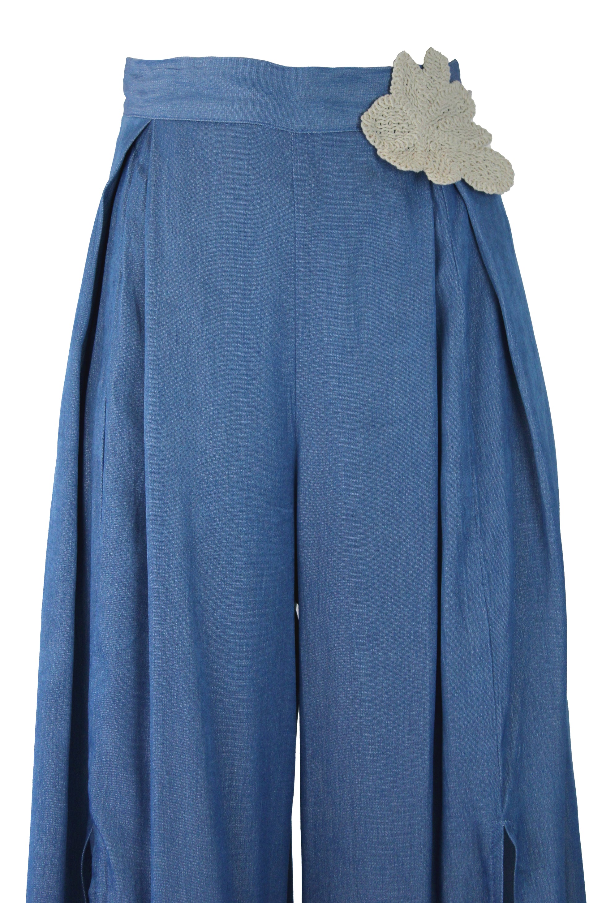 ZS313 Pantalón tipo mezclilla con flor bordada