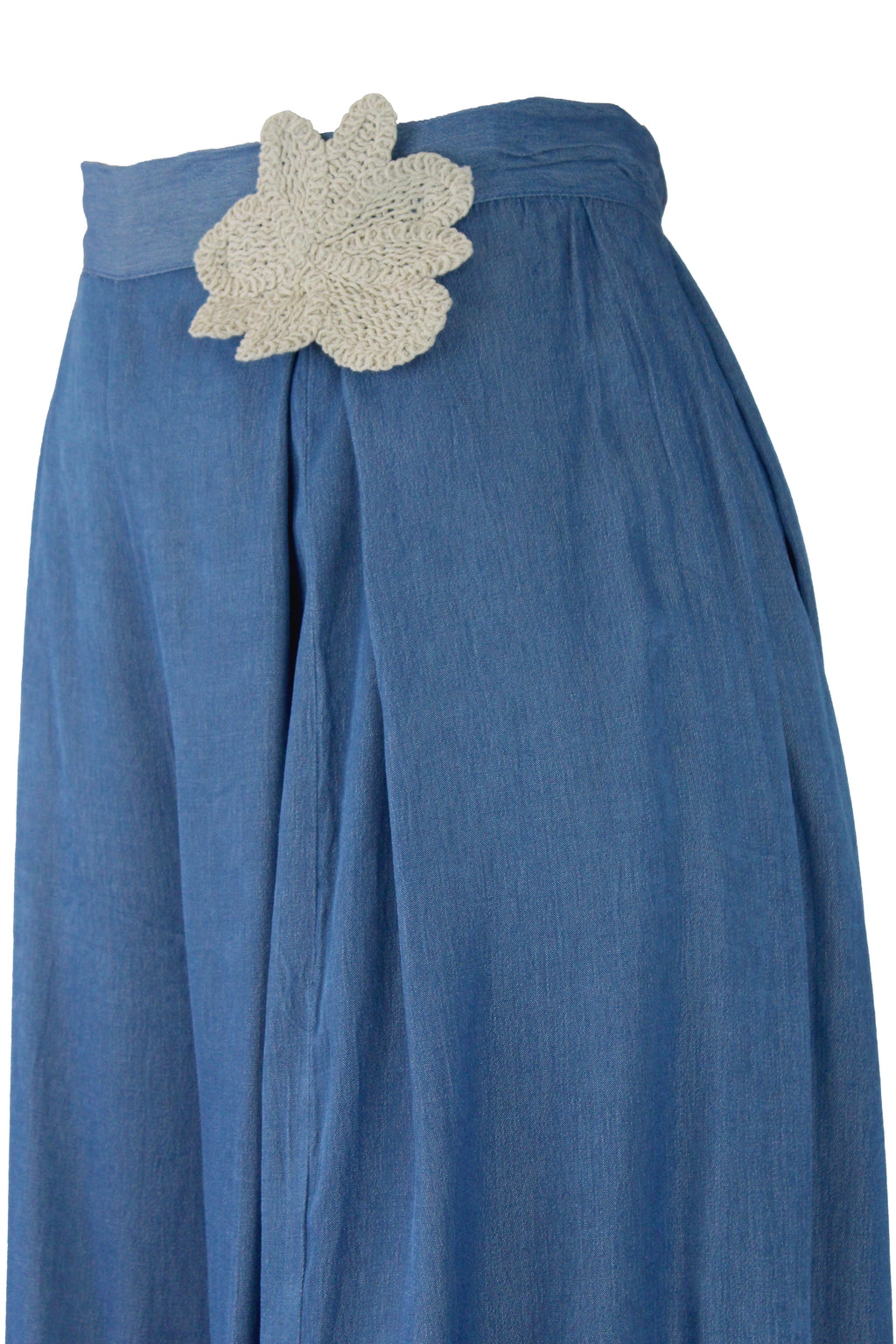 ZS313 Pantalón tipo mezclilla con flor bordada