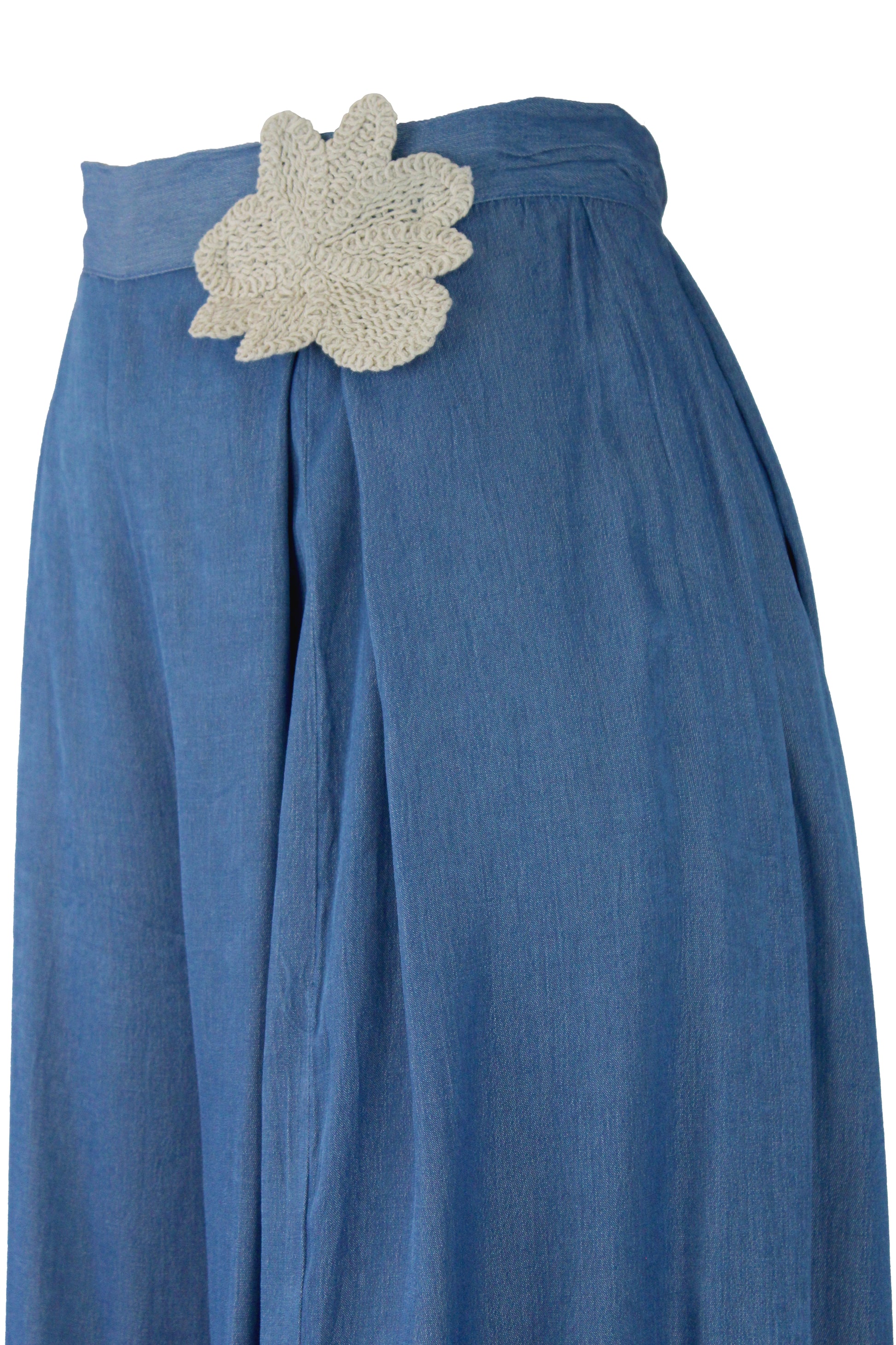 ZS313 Pantalón tipo mezclilla con flor bordada