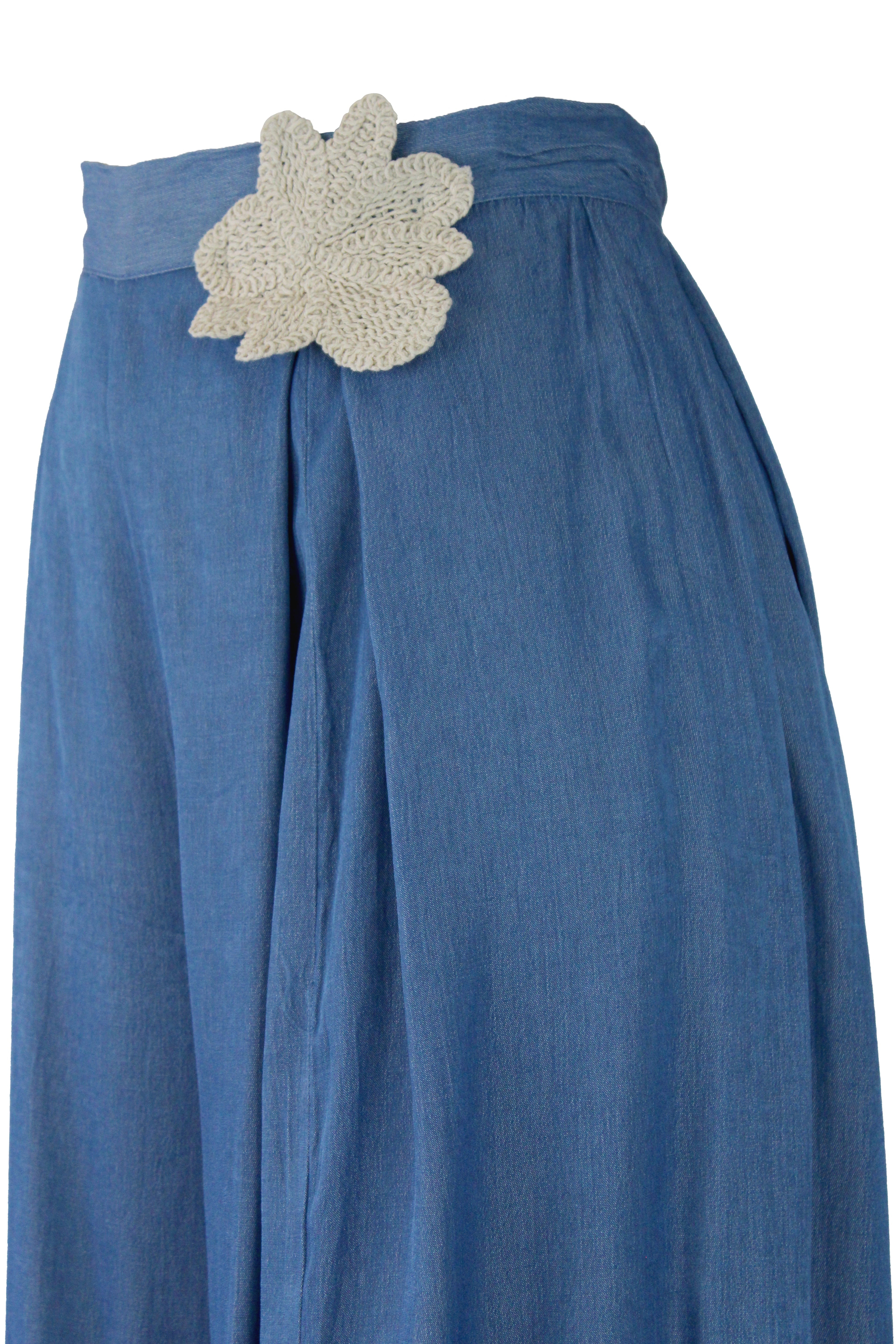 ZS313 Pantalón tipo mezclilla con flor bordada