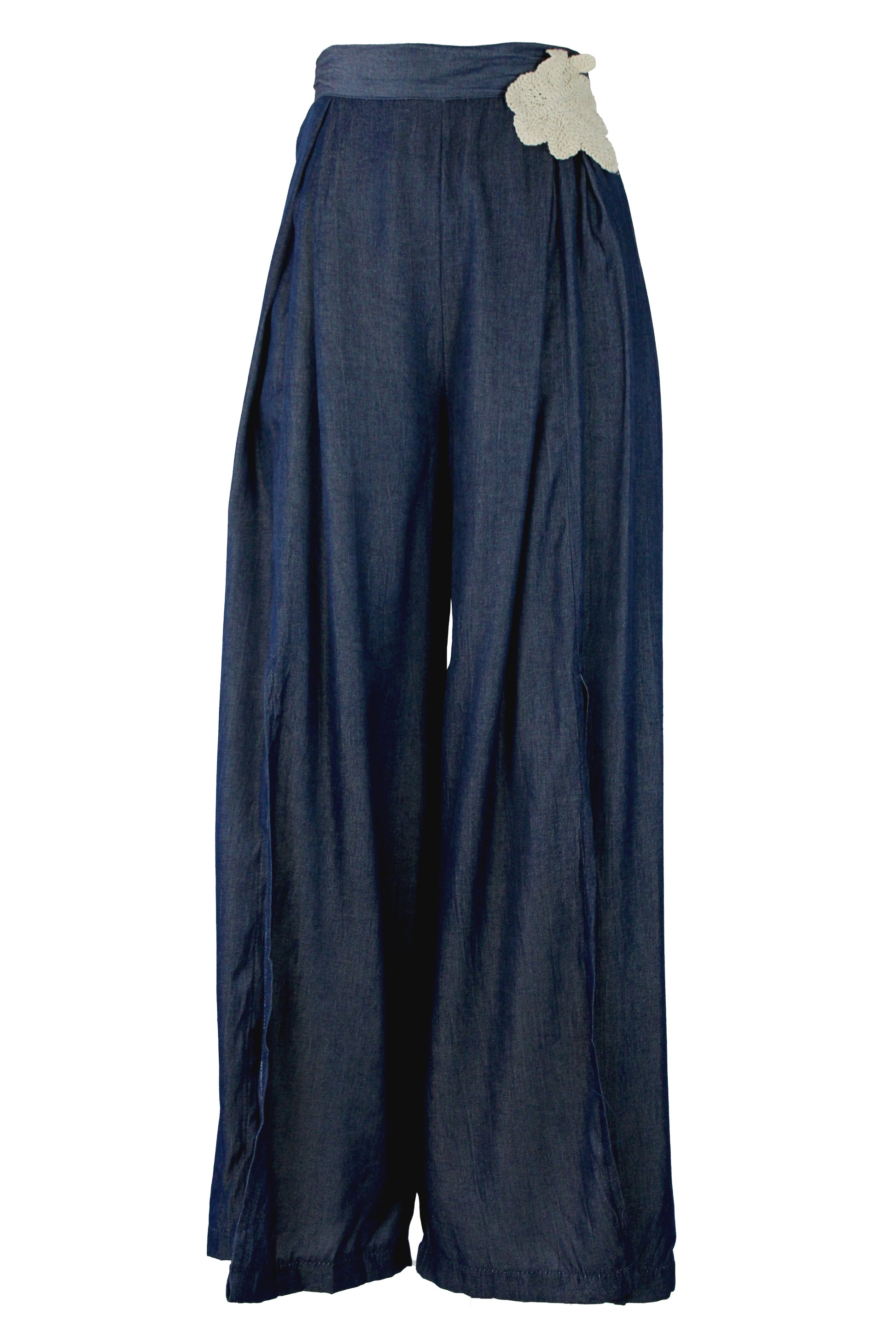 ZS313 Pantalón tipo mezclilla con flor bordada