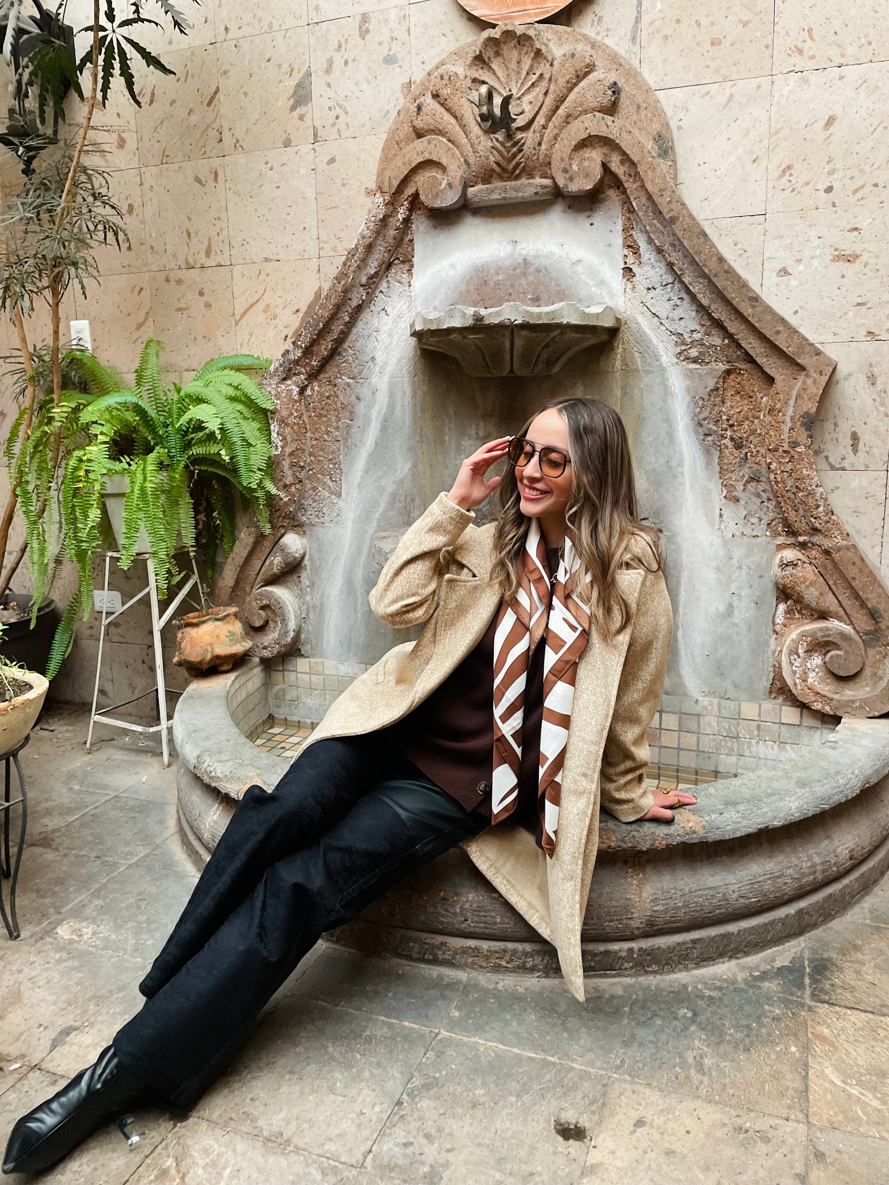 PS25890 Pantalón Mitad Vinipiel Mitad Flor Bordado