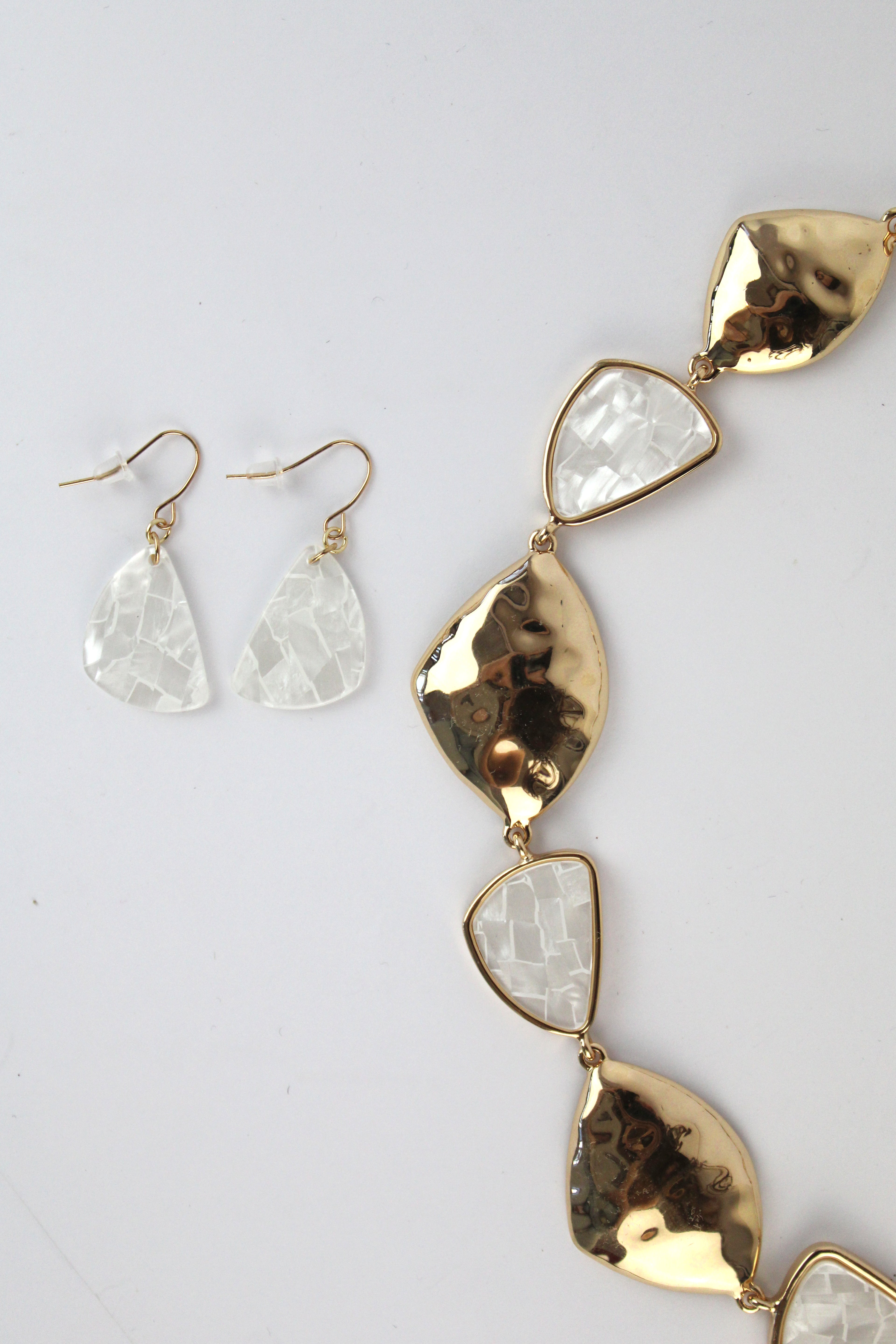 MG14008 collar triángulos irregulares blanco con dorado