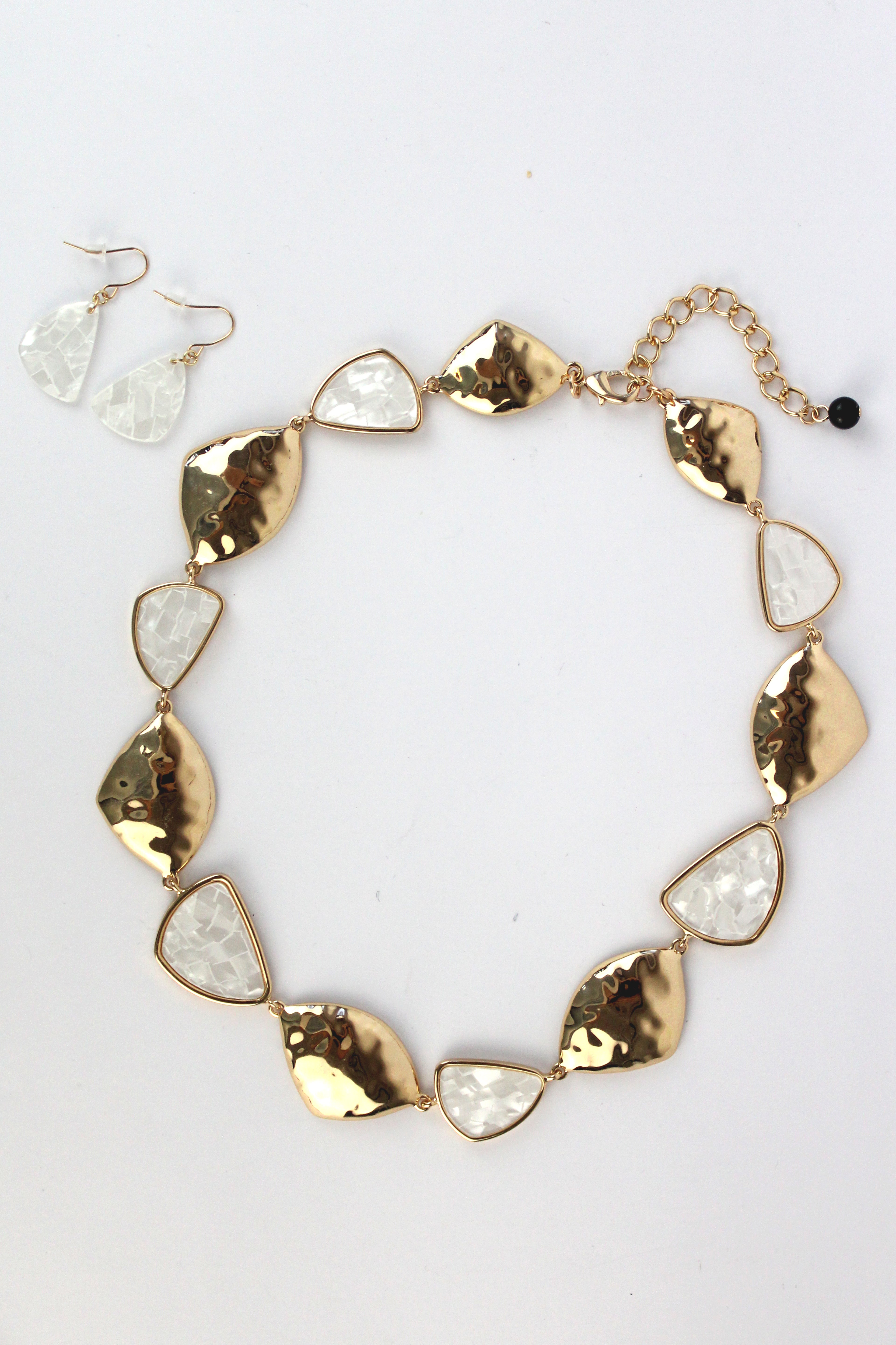 MG14008 collar triángulos irregulares blanco con dorado