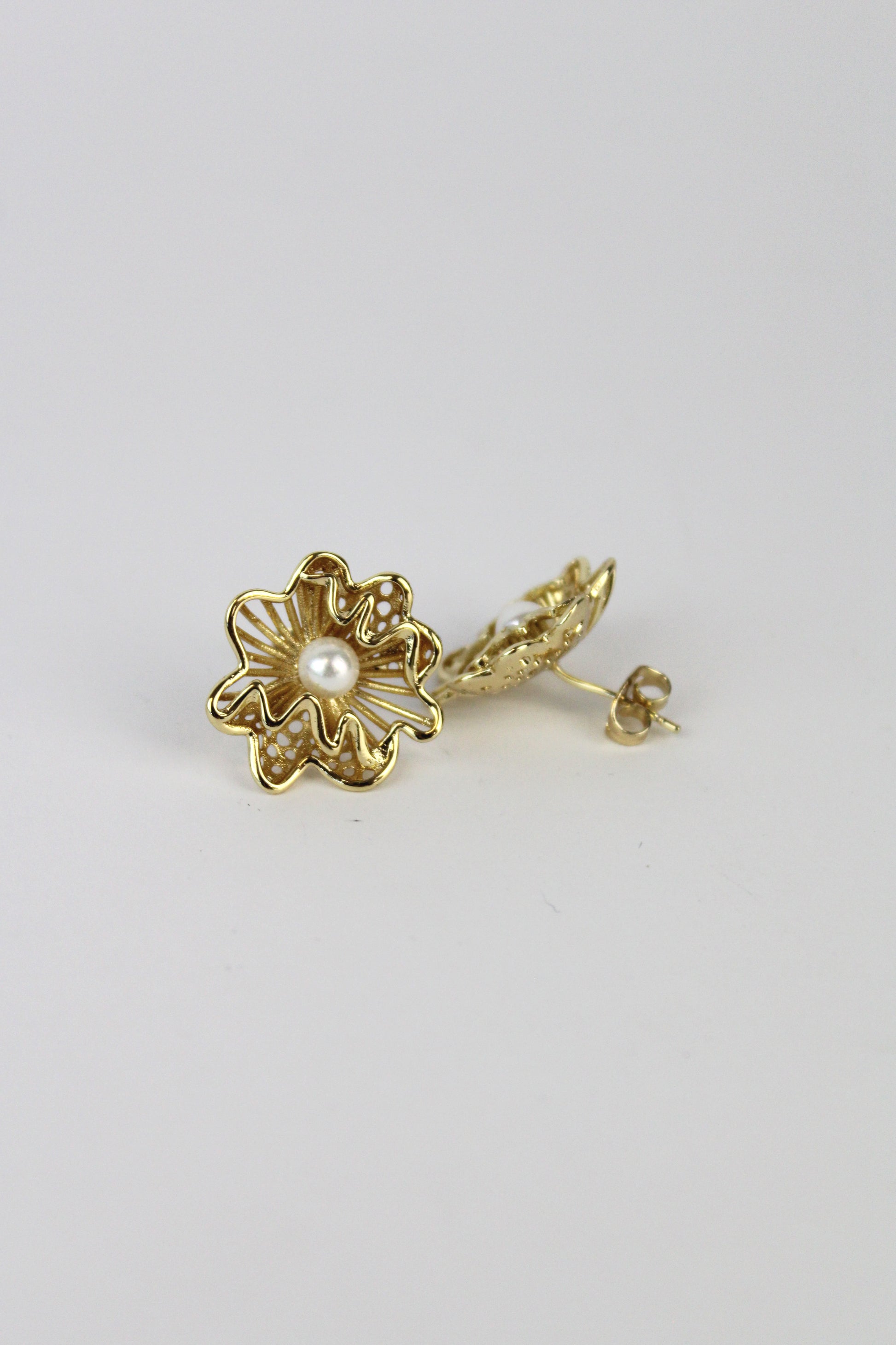 HU13025 Arete flor con perla