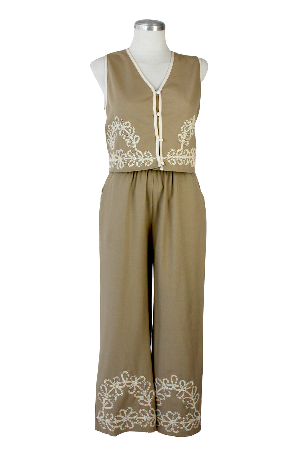 01180 Conjunto Chaleco Y Pantalón Bordado Beige