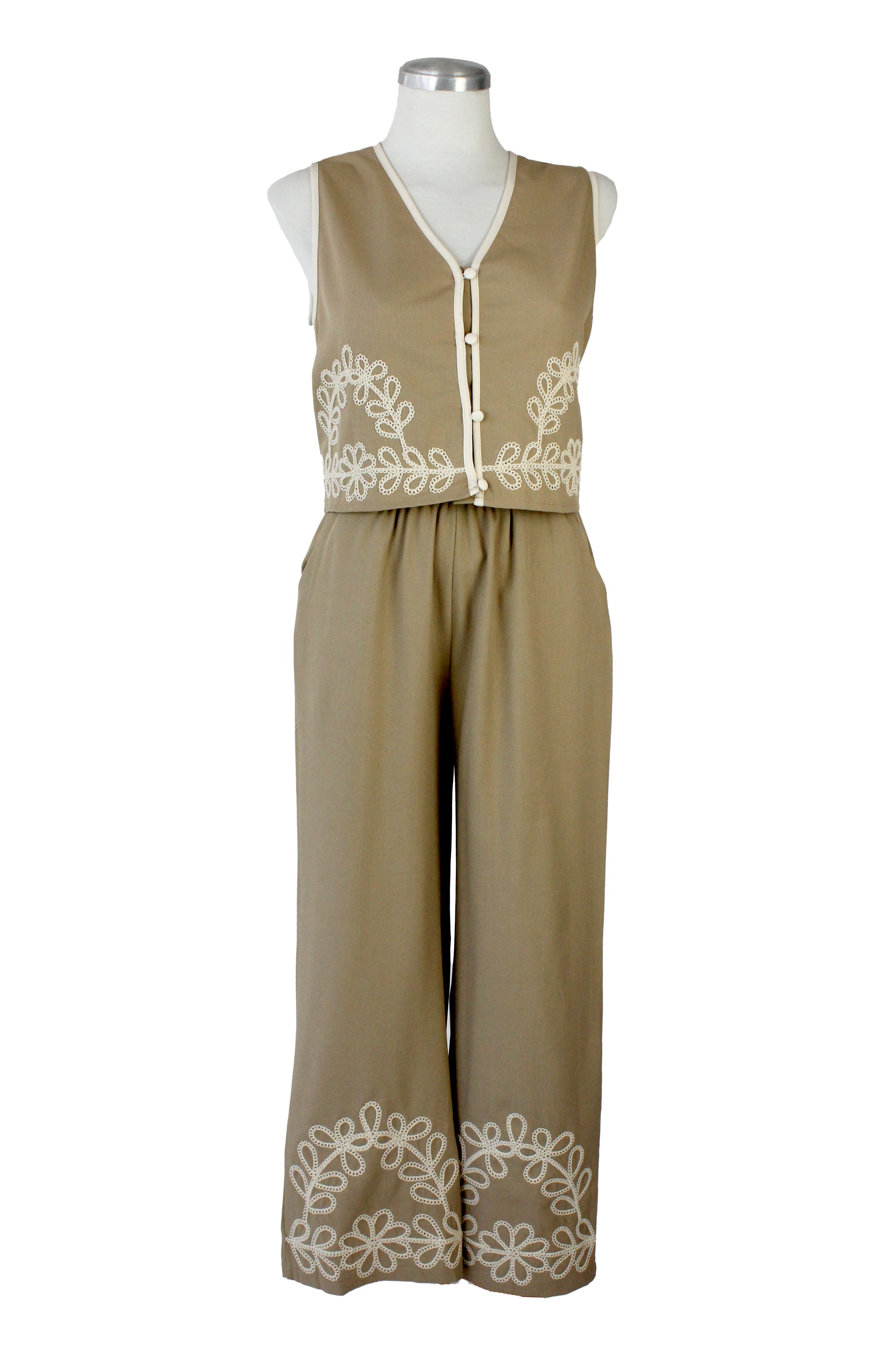 01180 Conjunto Chaleco Y Pantalón Bordado Beige