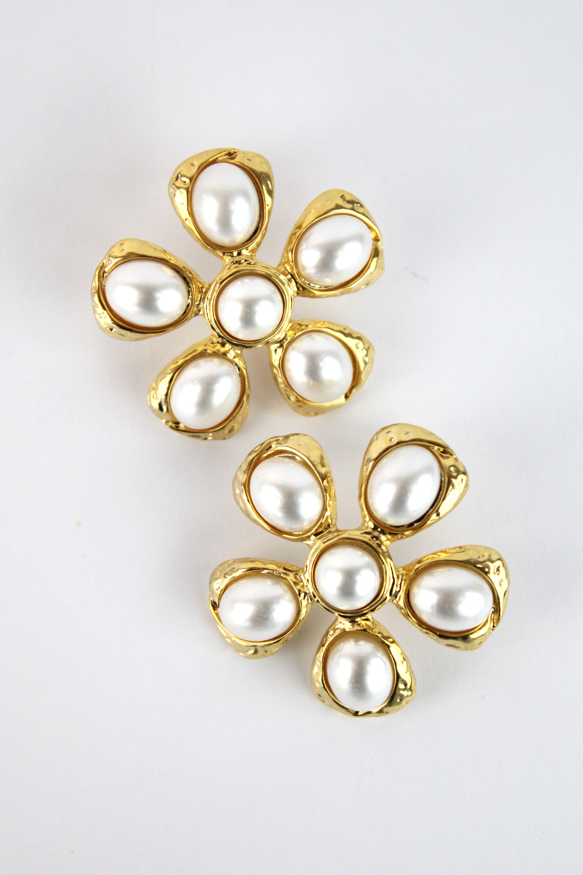C843 Arete De Flor Dorada Con Perla