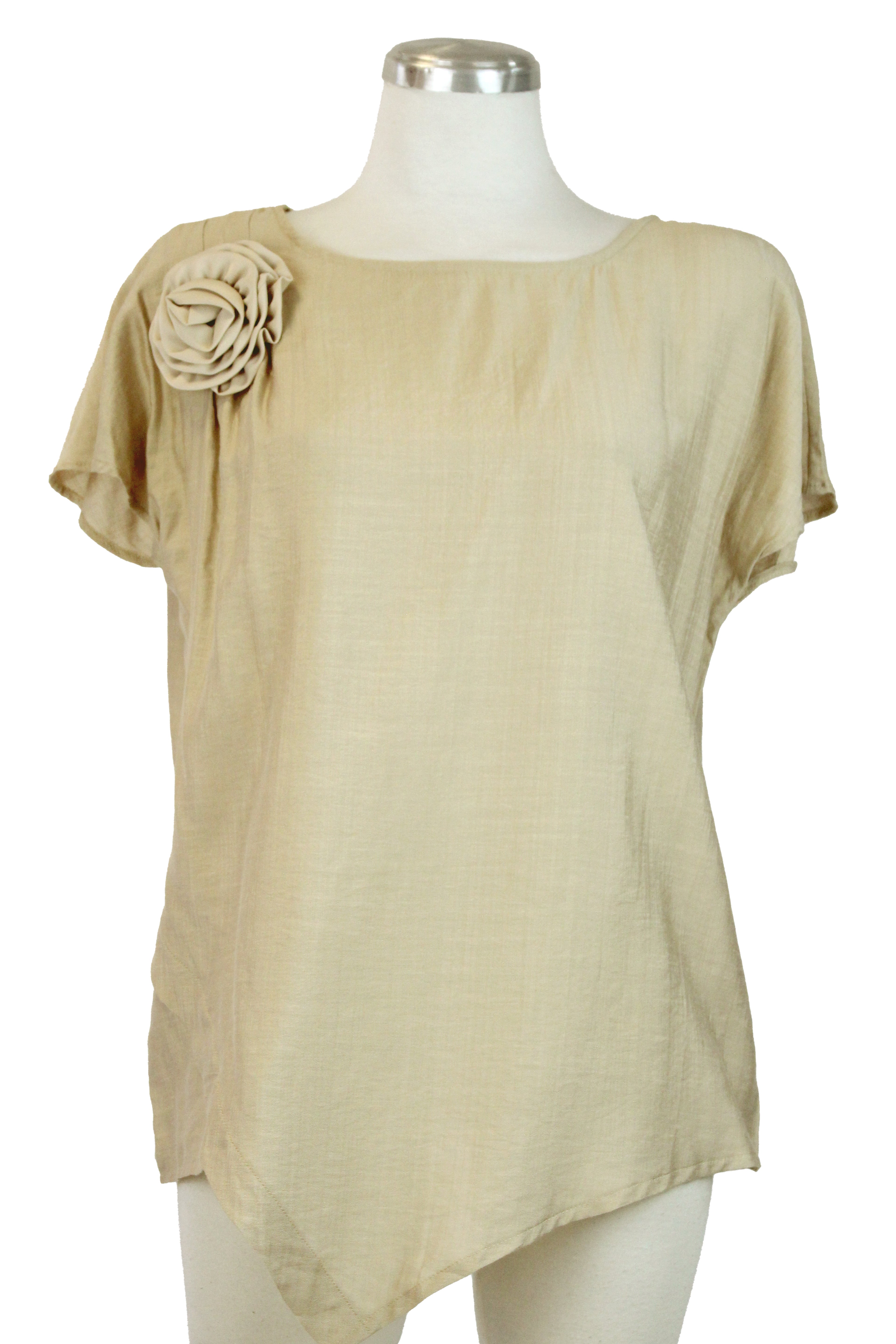 YM16067 Blusa Lisa Corte en Pico Flor en Hombro