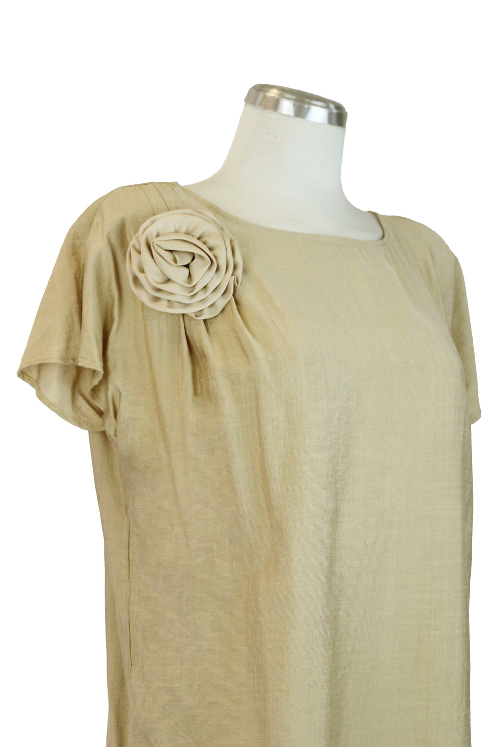 YM16067 Blusa Lisa Corte en Pico Flor en Hombro