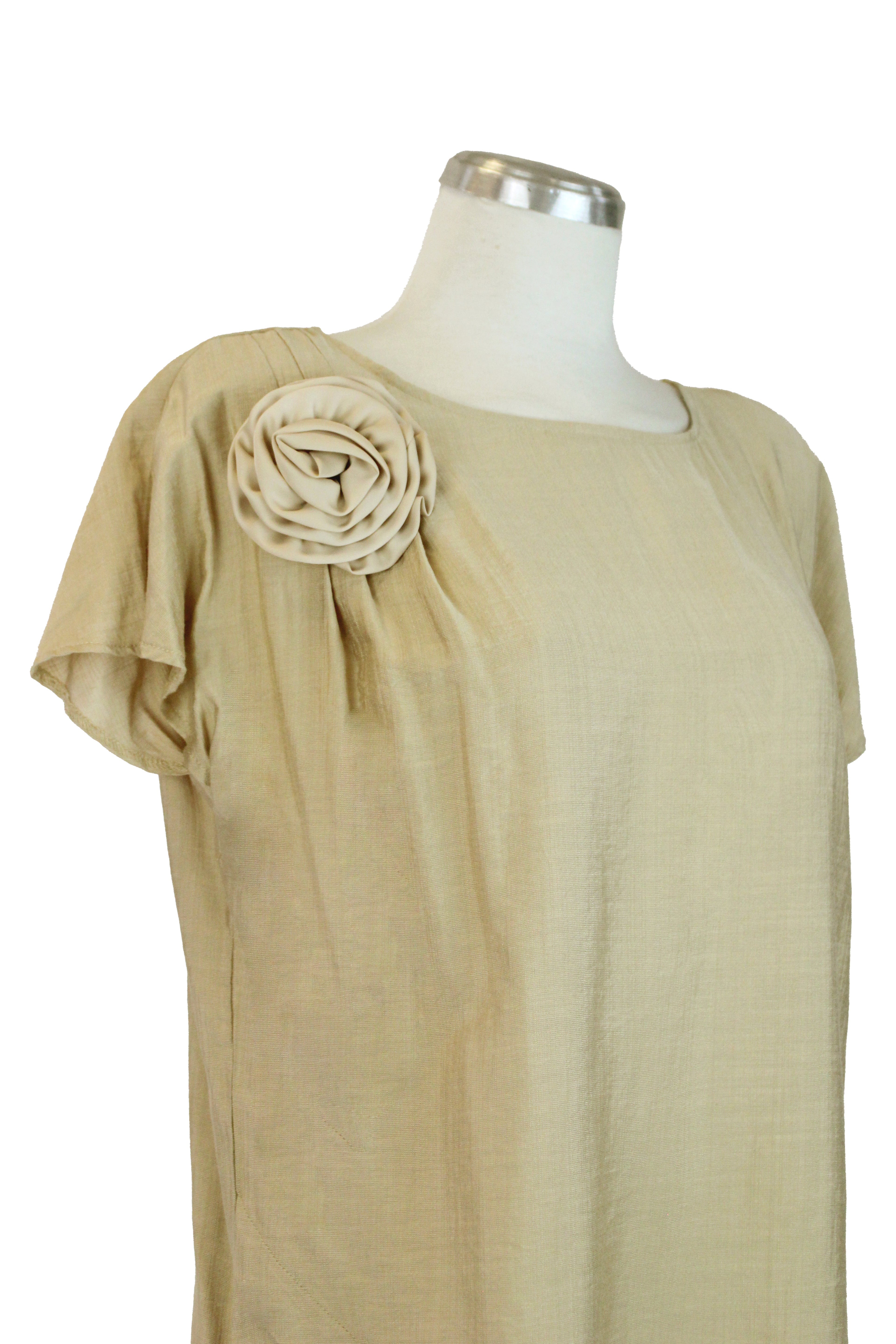 YM16067 Blusa Lisa Corte en Pico Flor en Hombro