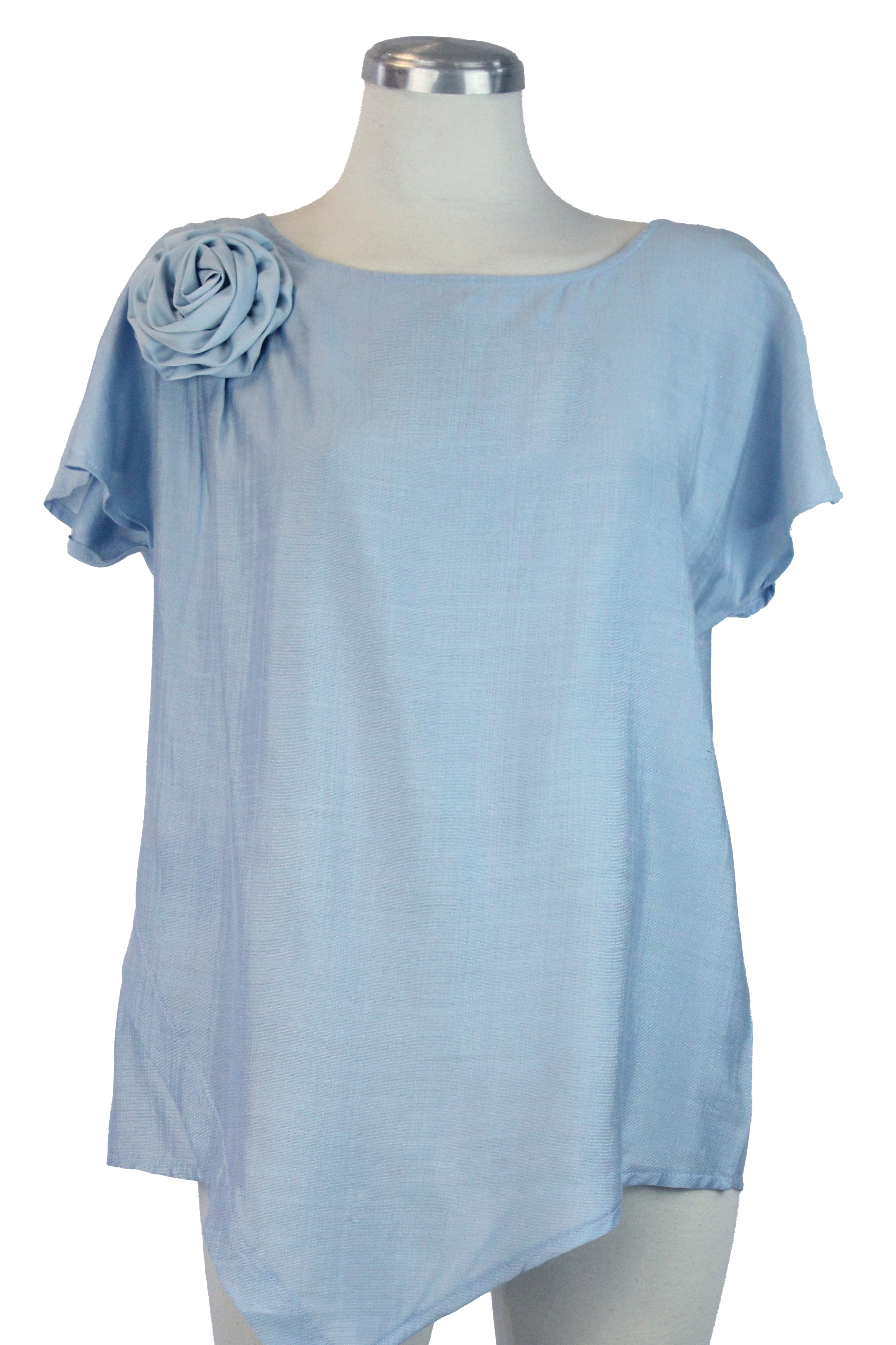 YM16067 Blusa Lisa Corte en Pico Flor en Hombro