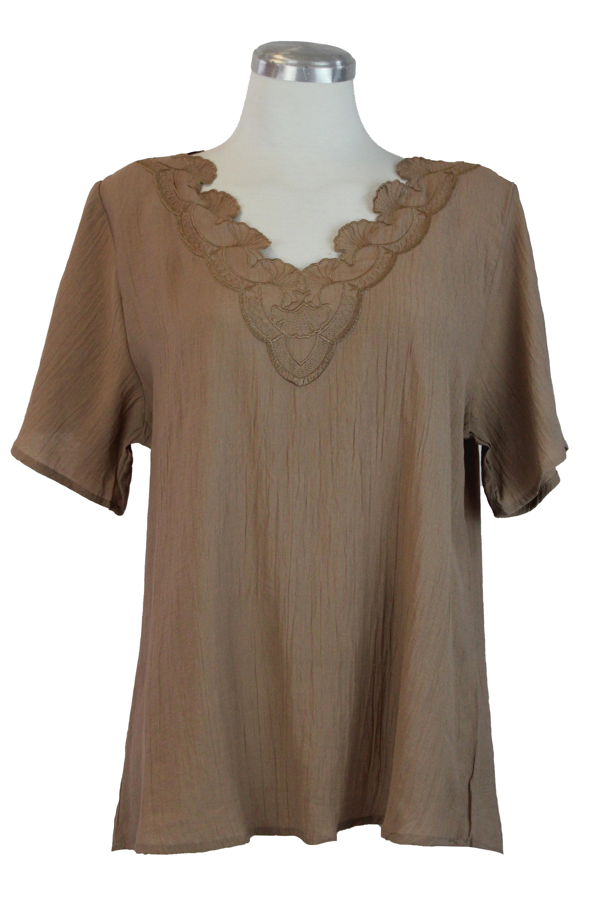 FM5016 Blusa Con Bordado En Cuello