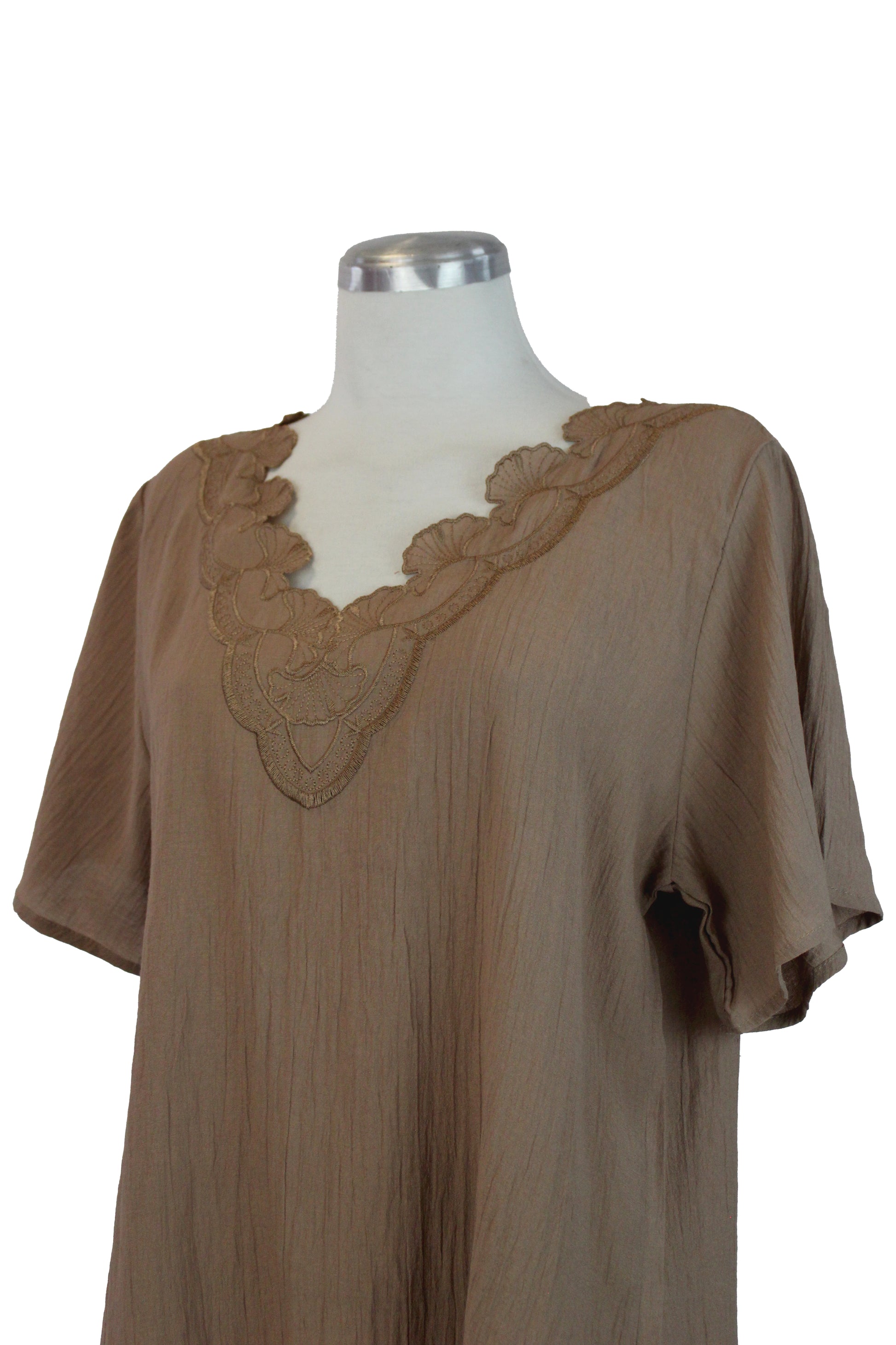 FM5016 Blusa Con Bordado En Cuello