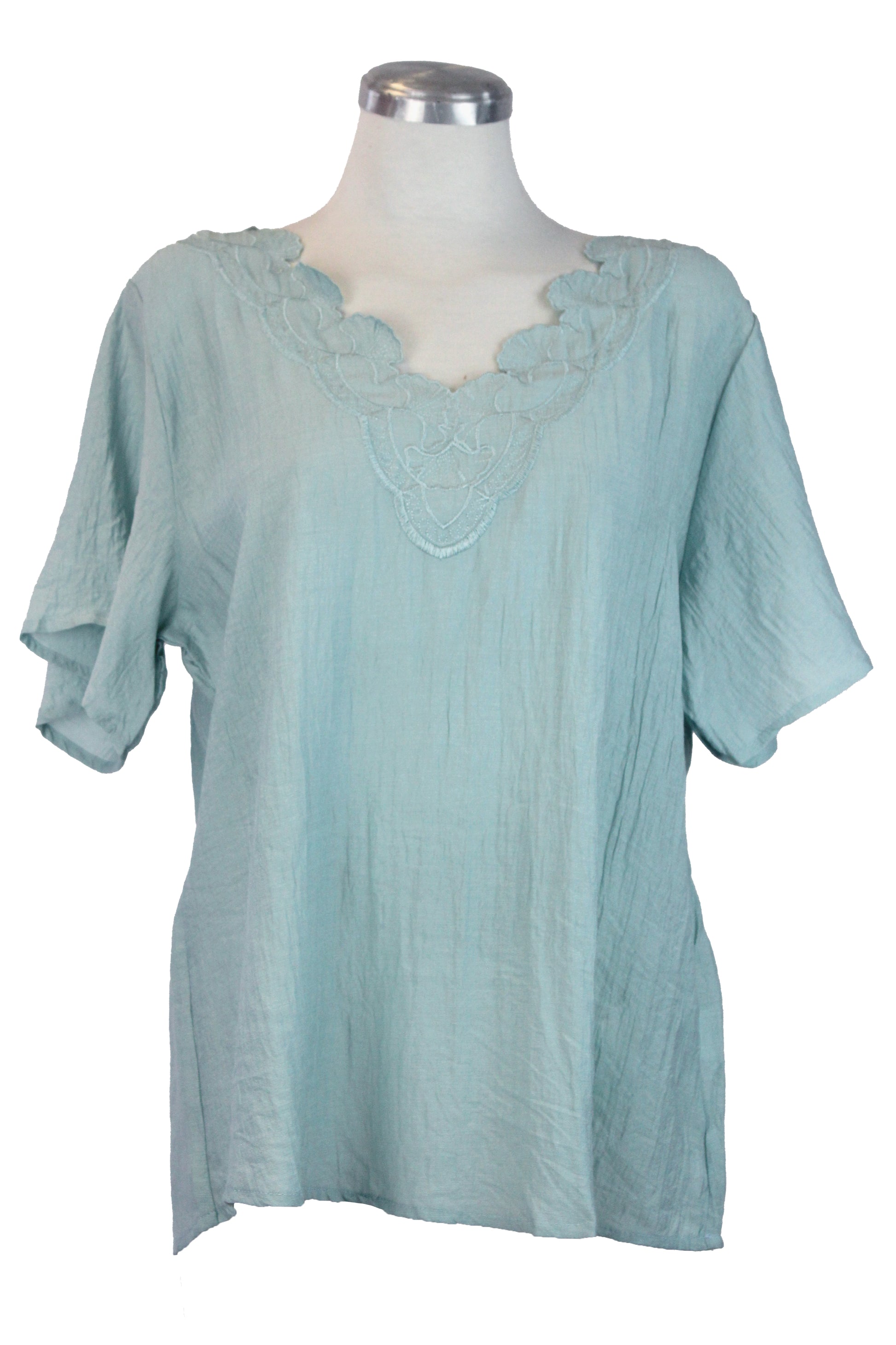 FM5016 Blusa Con Bordado En Cuello