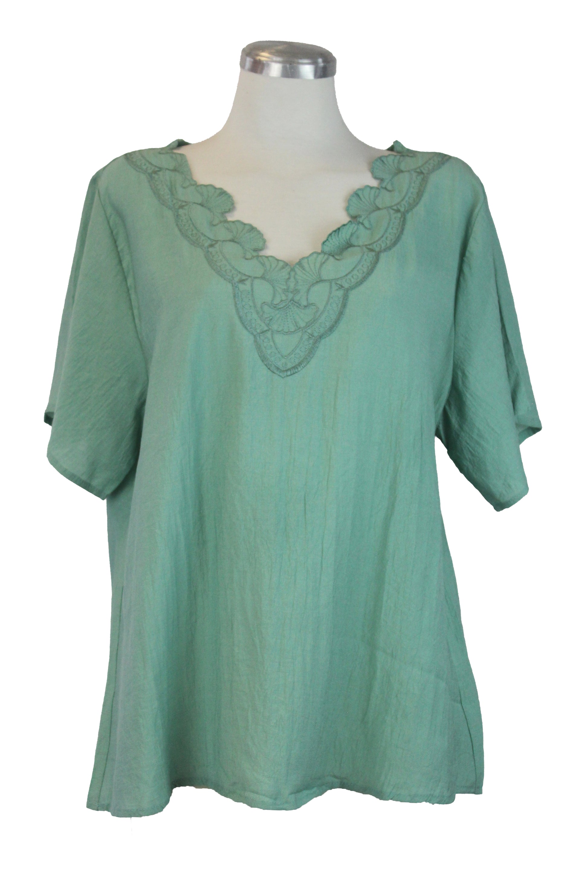 FM5016 Blusa Con Bordado En Cuello