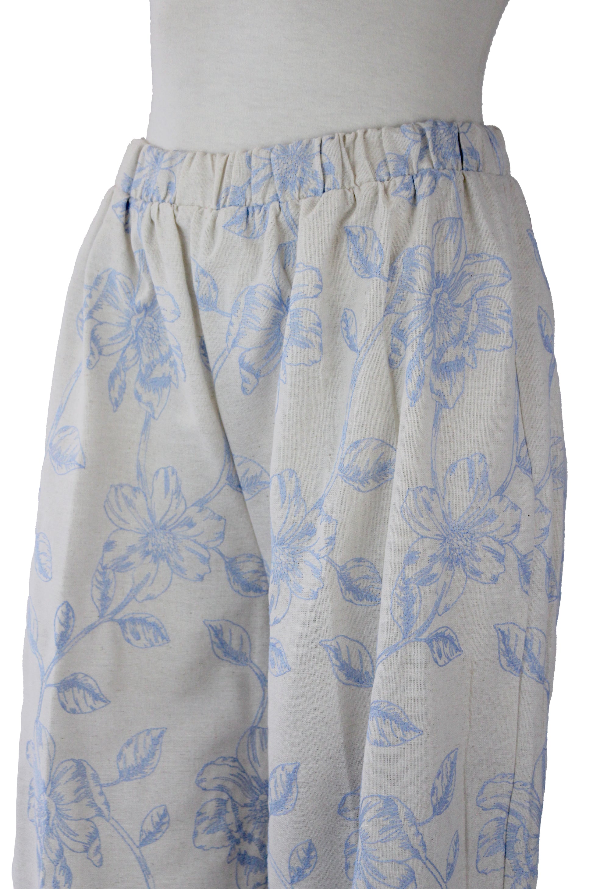 12552 Pantalón Bordado Hojas Y Flores