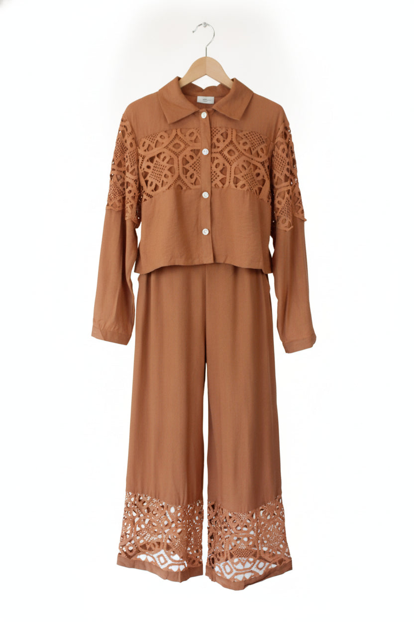 YS259 Conjunto Diseño Bordado Blusa con Botones Aperlados