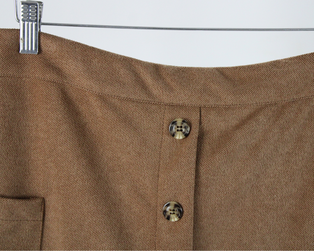 FG12410 Falda Gamuza Botones Bolsa Costado