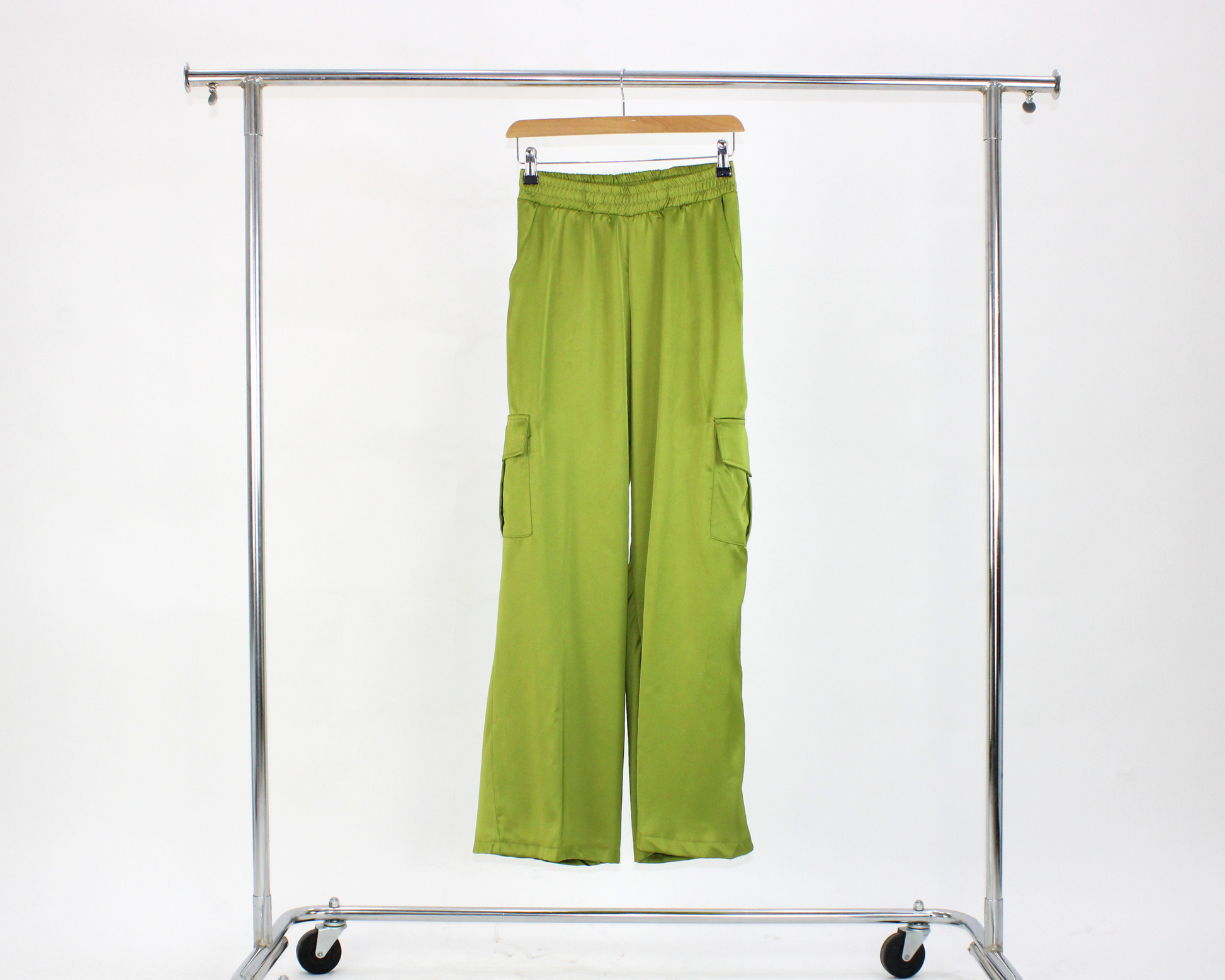 P824 Pantalon Satin Cargo