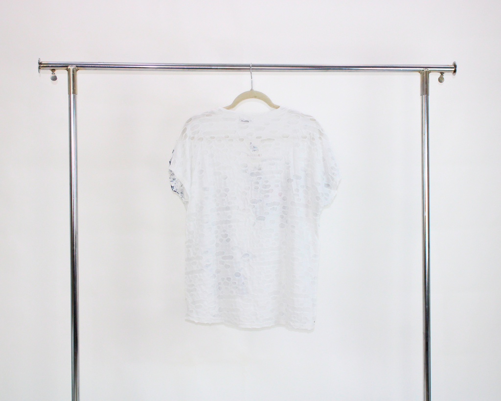 YA001 Blusa efecto roto torre, mariposa y piedras