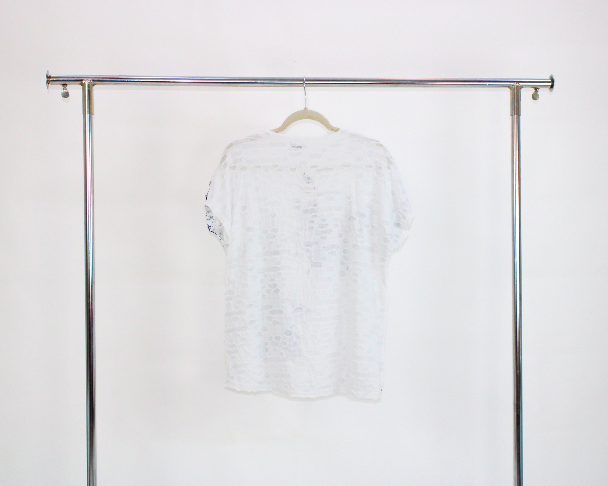 YA001 Blusa efecto roto torre, mariposa y piedras