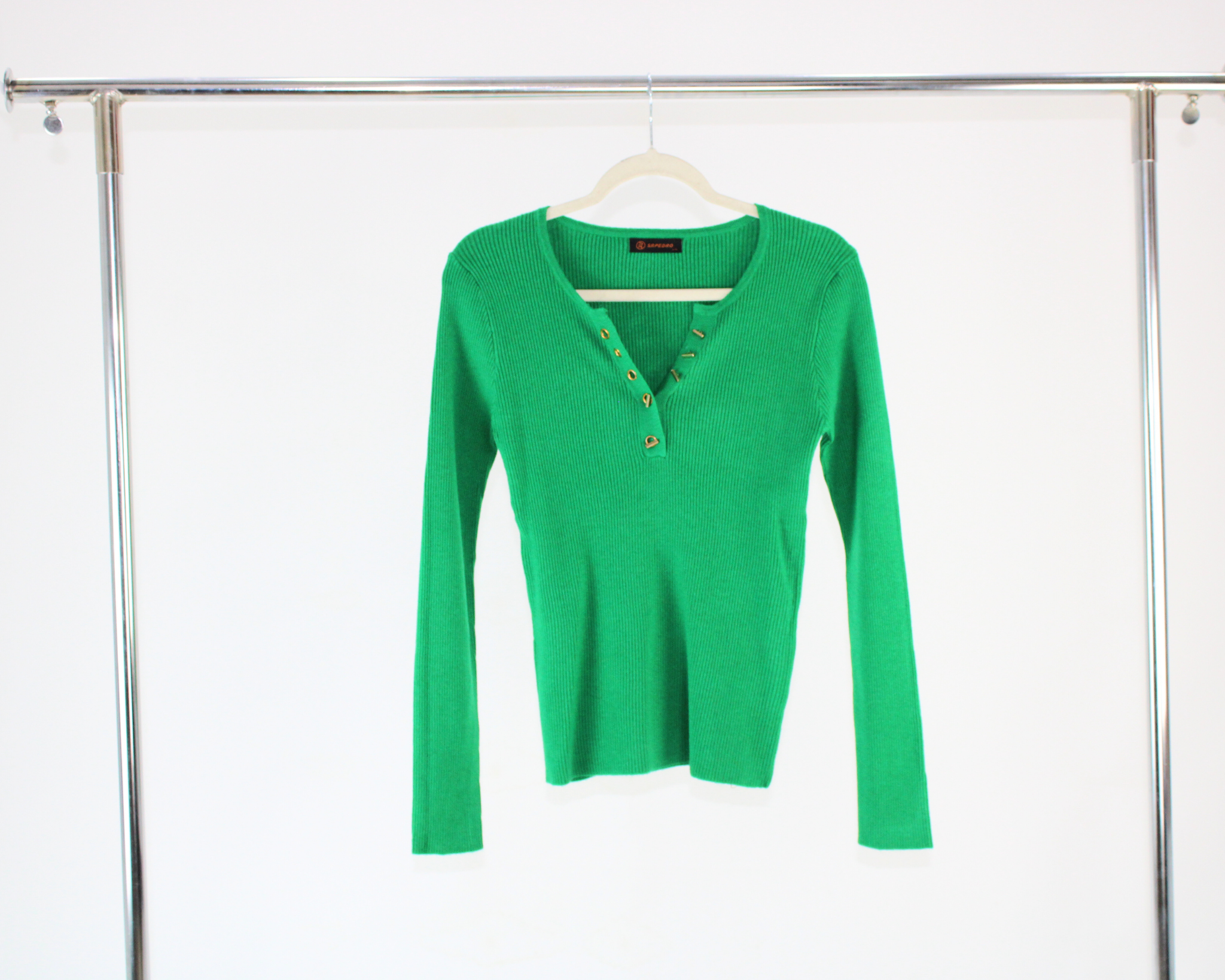 H19203 Sueter Acanalado Cuello V Hojillos con Adorno