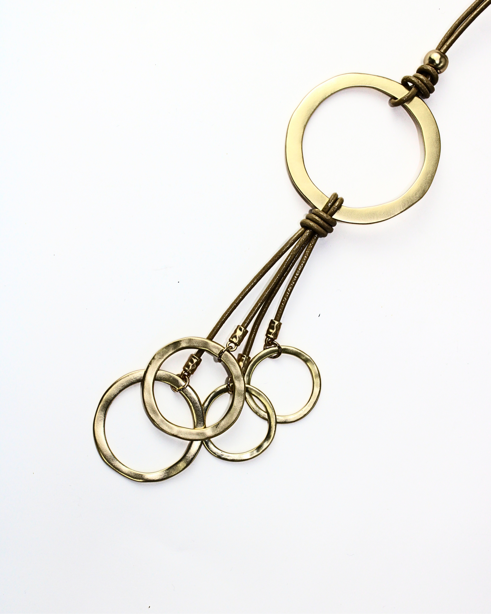 25035 Collar cuerda con círculos huecos