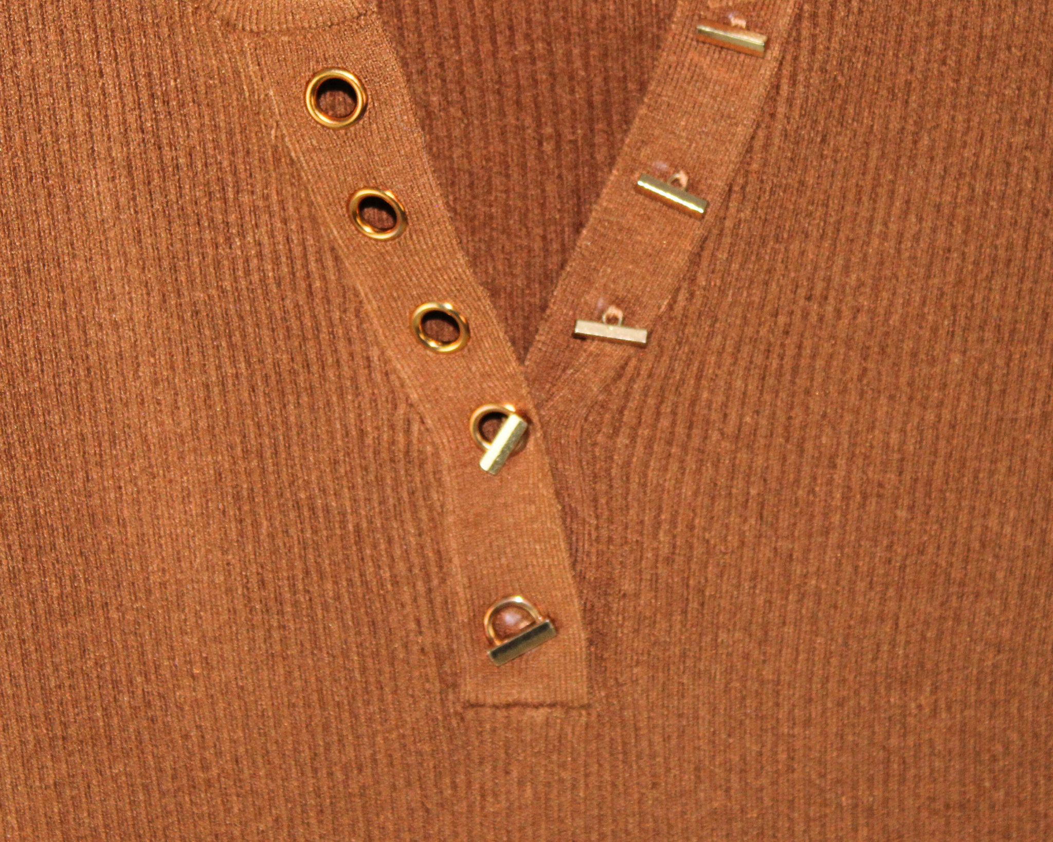 H19203 Sueter Acanalado Cuello V Hojillos con Adorno