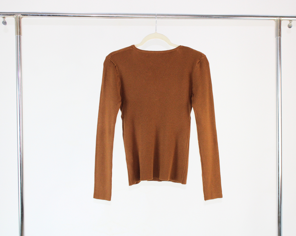 H19203 Sueter Acanalado Cuello V Hojillos con Adorno