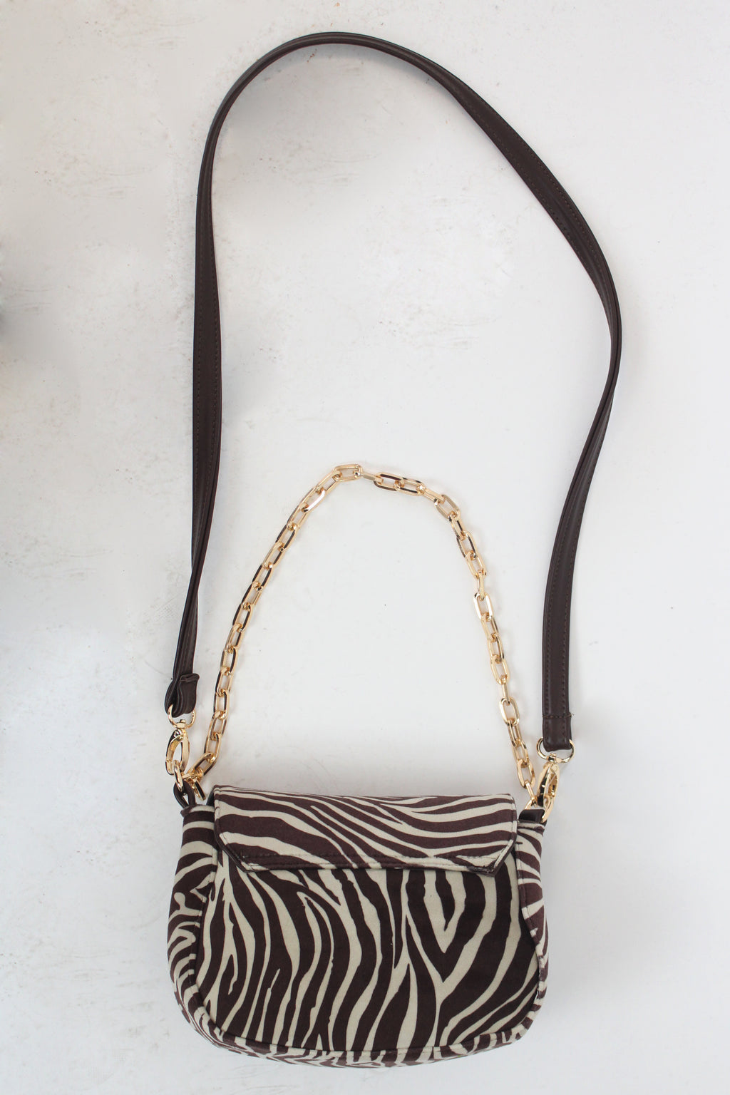2599 Bolsa Mediana Zebra Cafe Terciopelo con Cadena