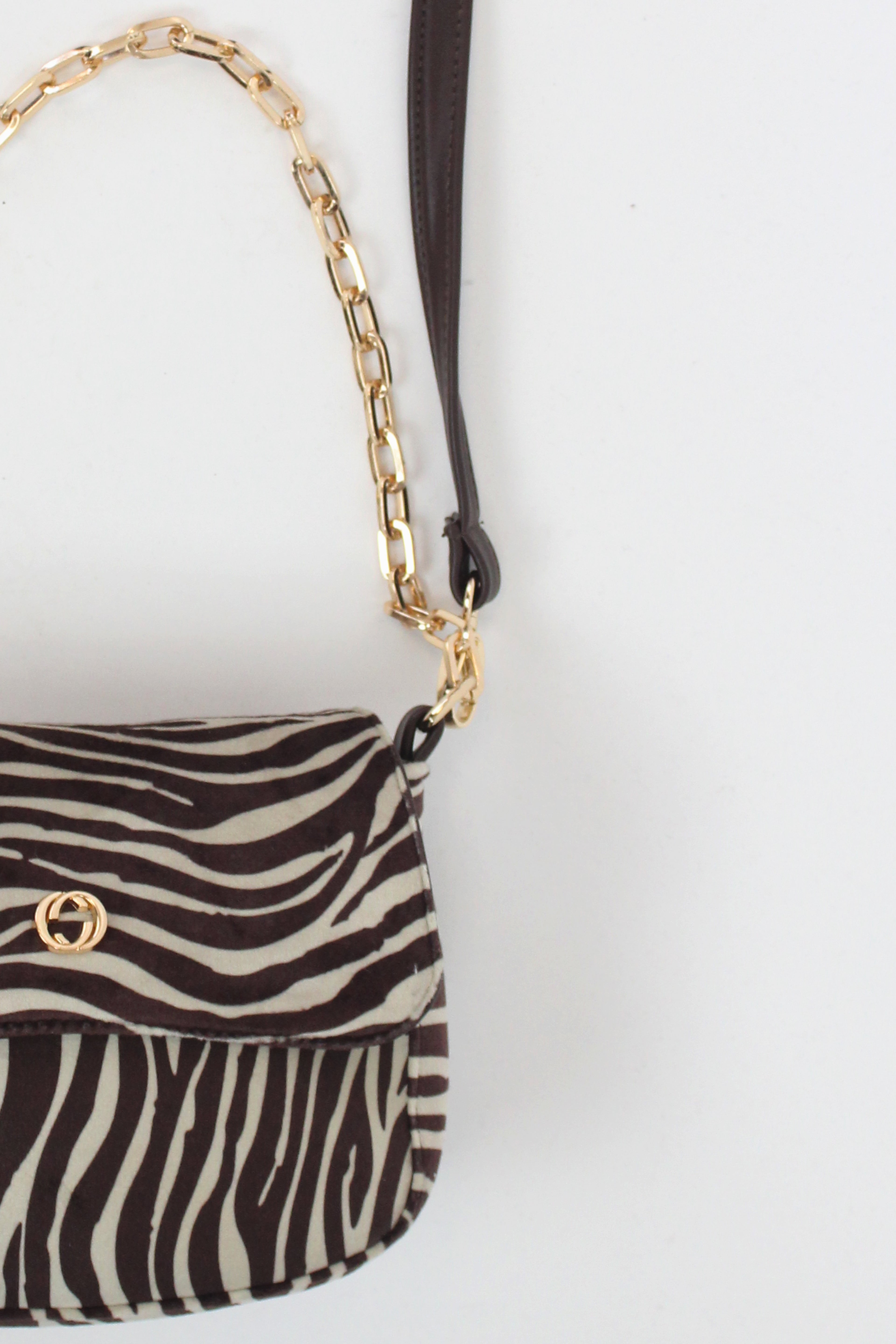 2599 Bolsa Mediana Zebra Cafe Terciopelo con Cadena