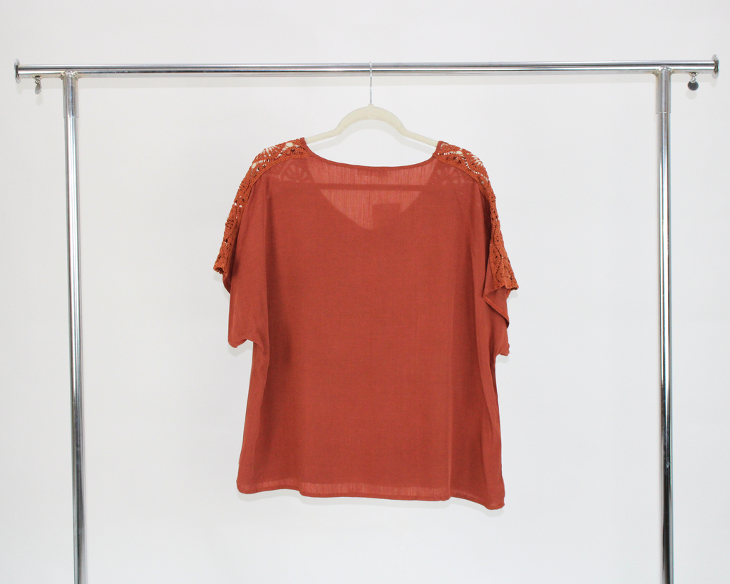 72086 Blusa tipo manta hombro bordado