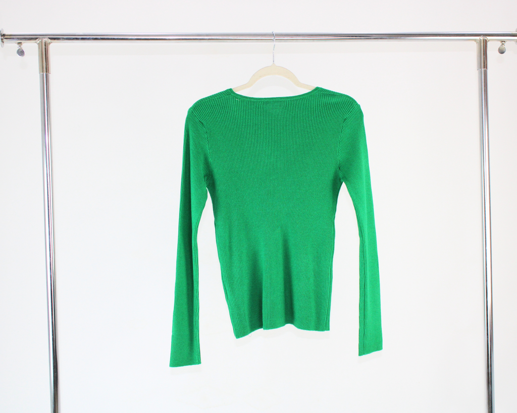 H19203 Sueter Acanalado Cuello V Hojillos con Adorno