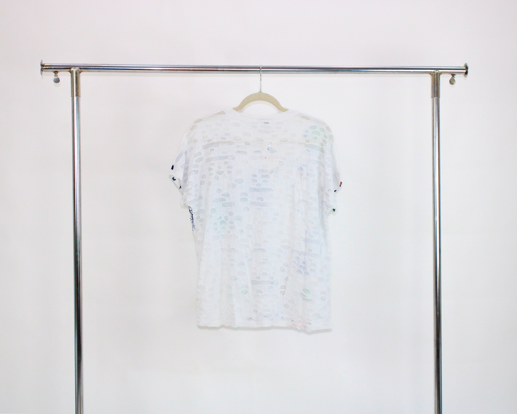 YA005 Blusa efecto roto piedra y frase