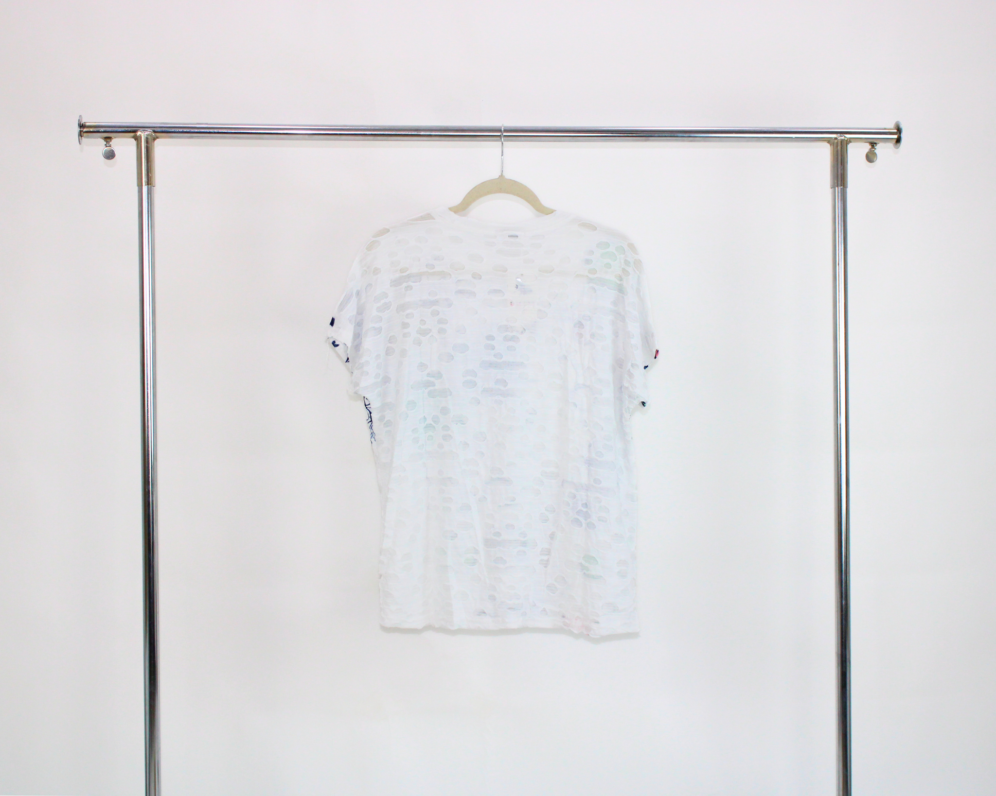YA005 Blusa efecto roto piedra y frase