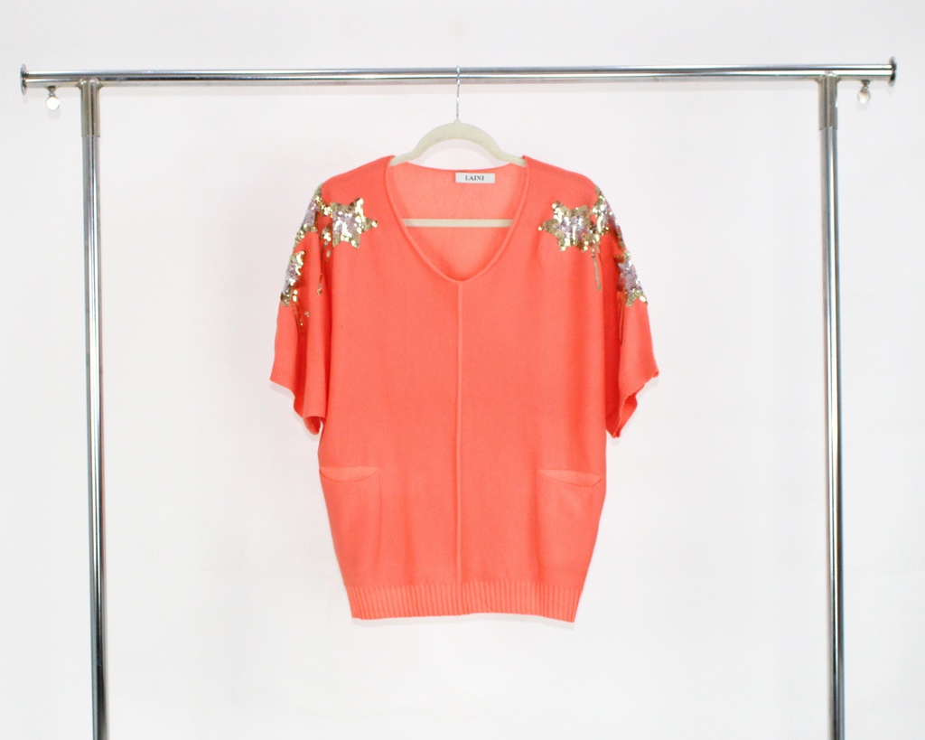 A040 Blusa Tejida Con Bolsas y Estrellas Brillosas en Hombros
