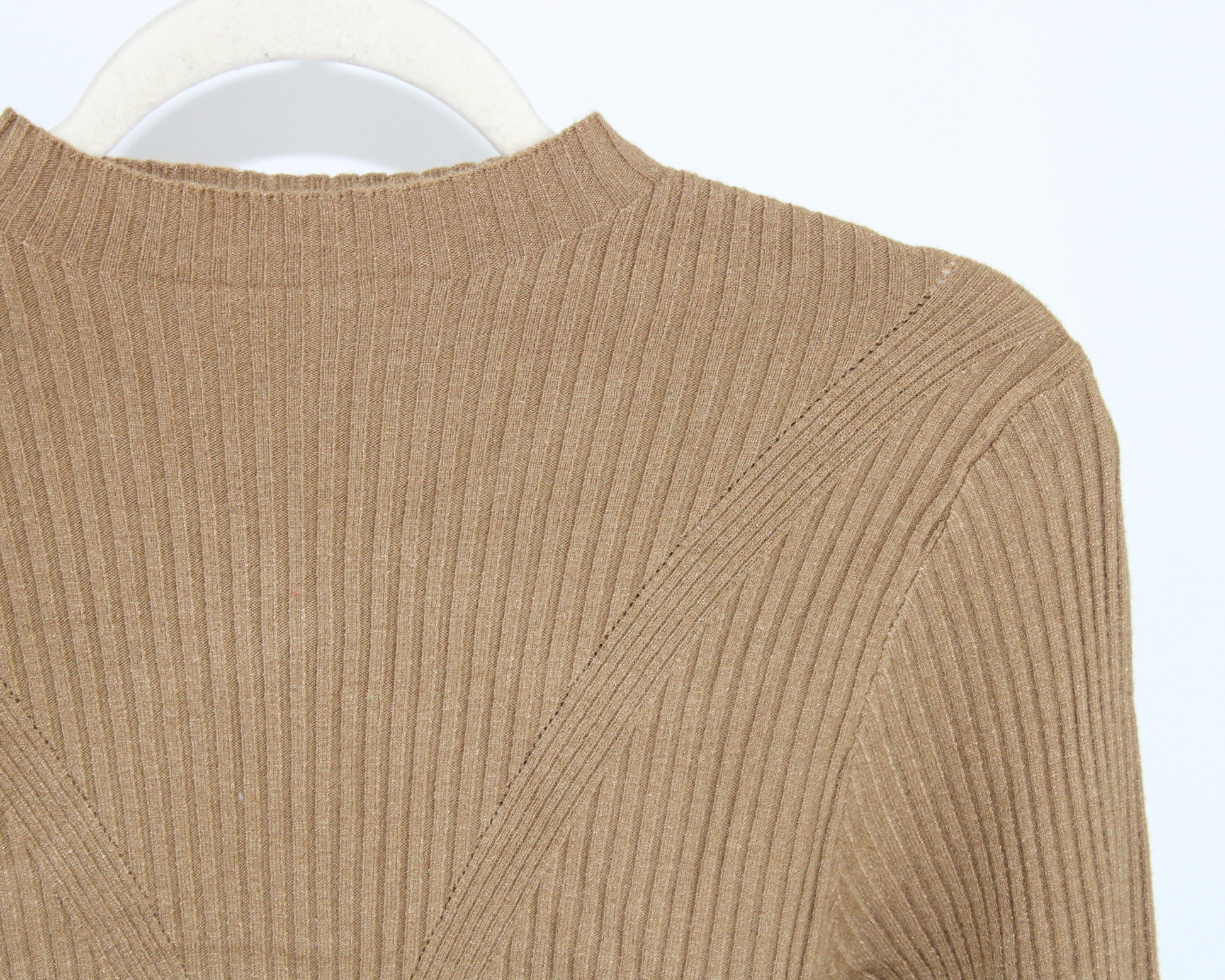 G241095R Sueter Acanalado V con Cuello Medio