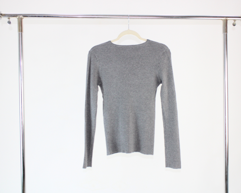 H19203 Sueter Acanalado Cuello V Hojillos con Adorno