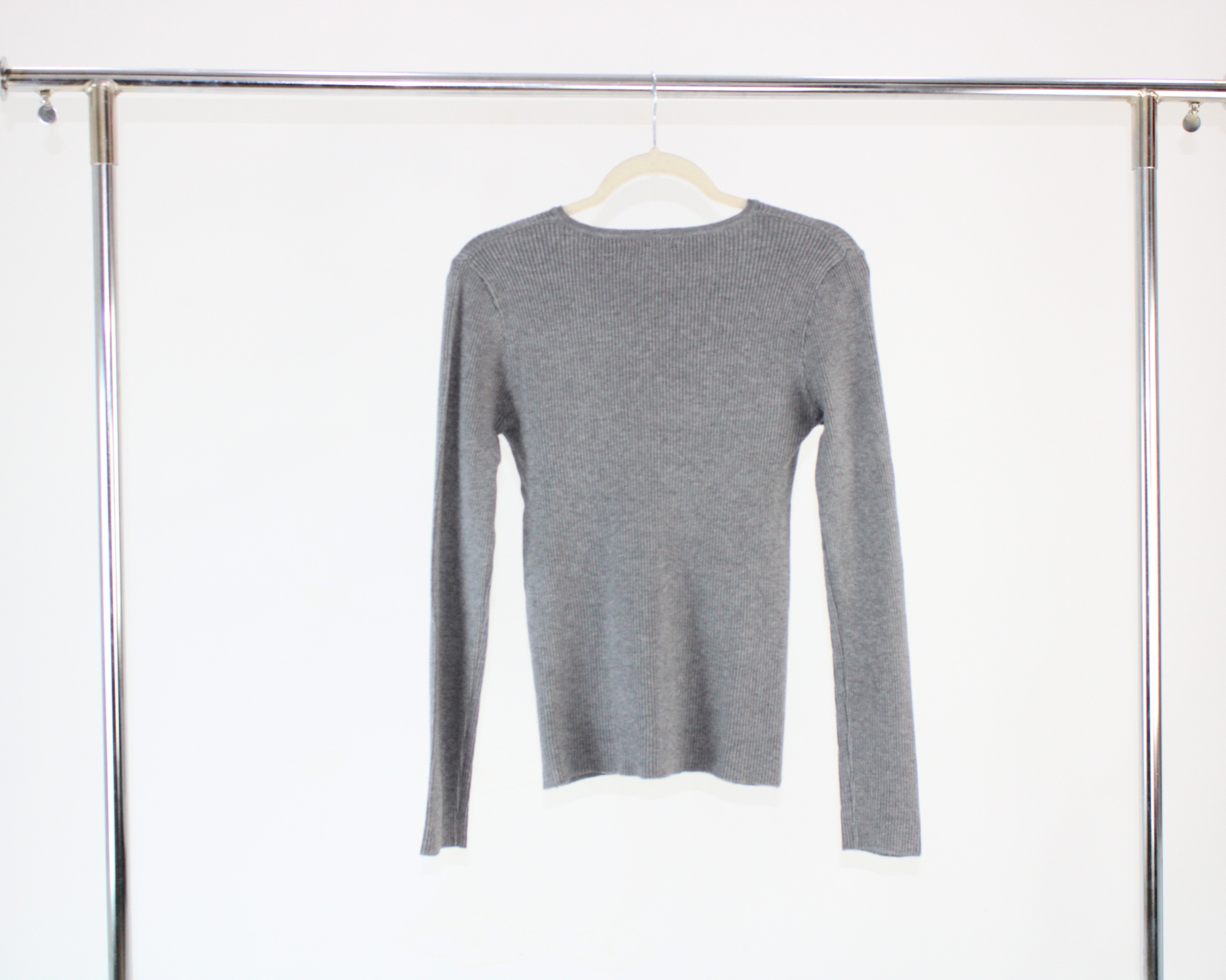 H19203 Sueter Acanalado Cuello V Hojillos con Adorno