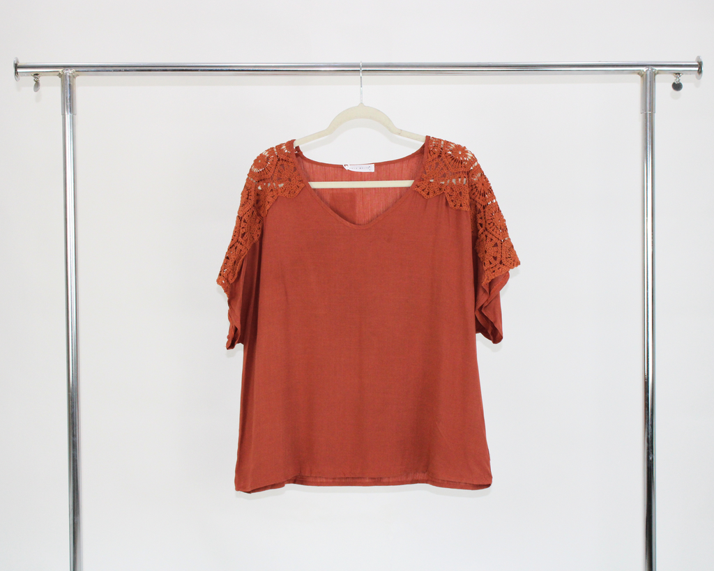 72086 Blusa tipo manta hombro bordado