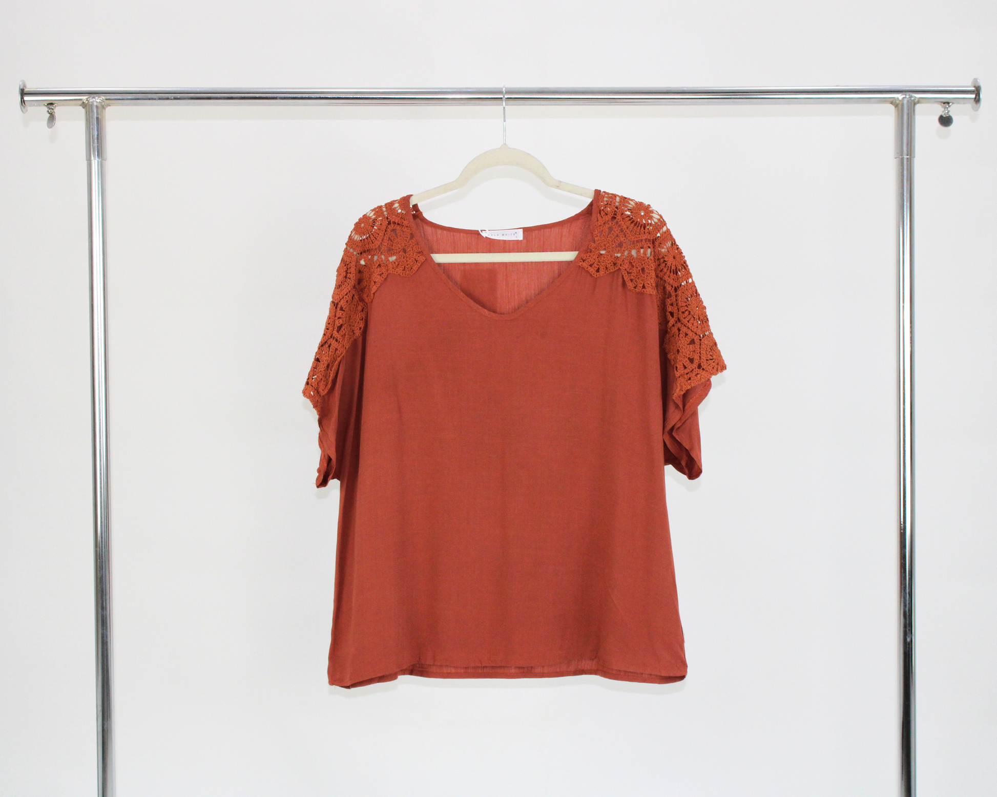 72086 Blusa tipo manta hombro bordado