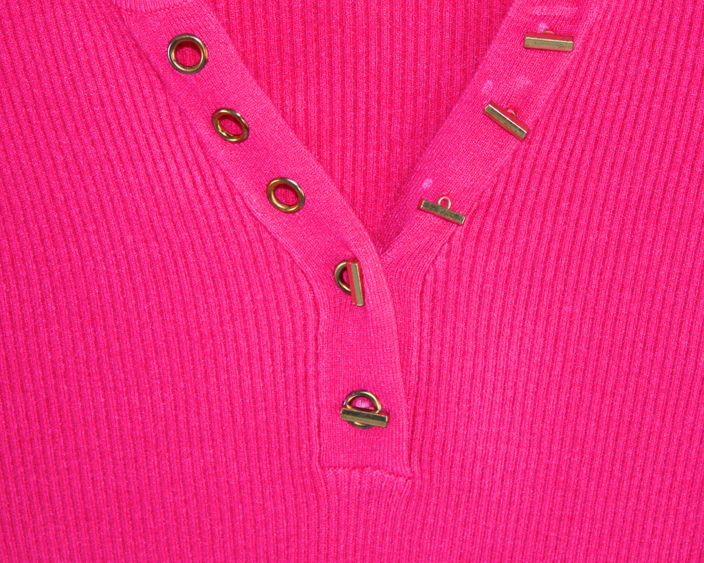 H19203 Sueter Acanalado Cuello V Hojillos con Adorno