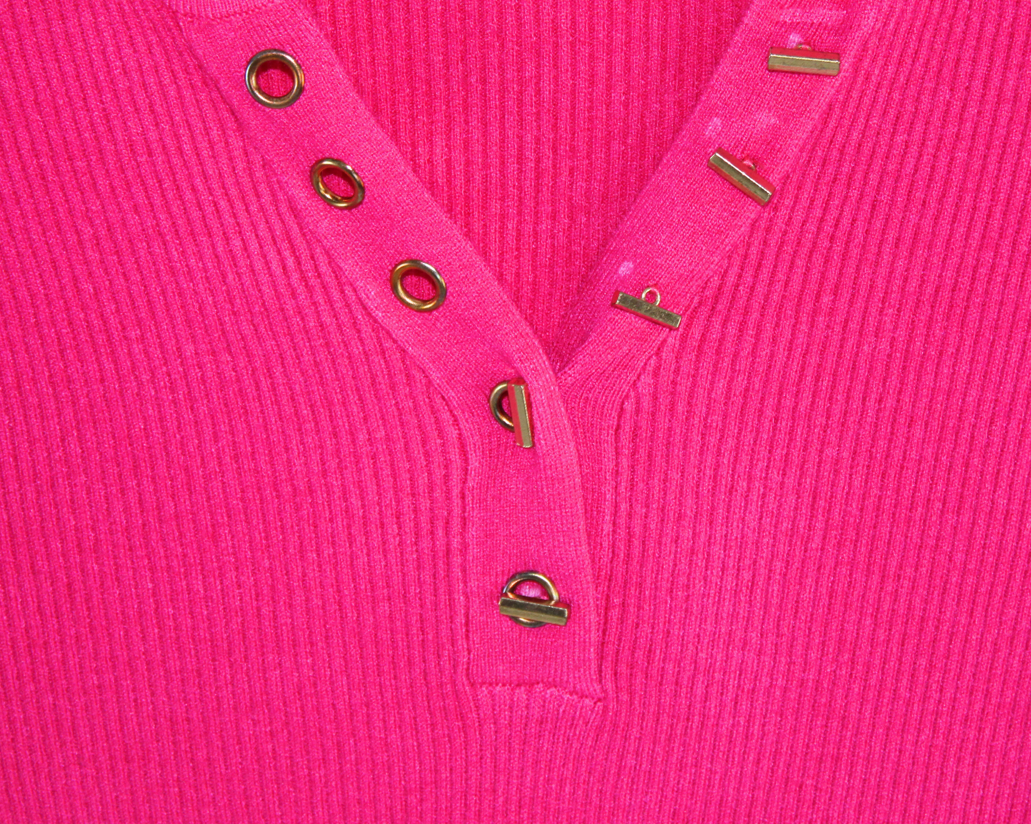 H19203 Sueter Acanalado Cuello V Hojillos con Adorno
