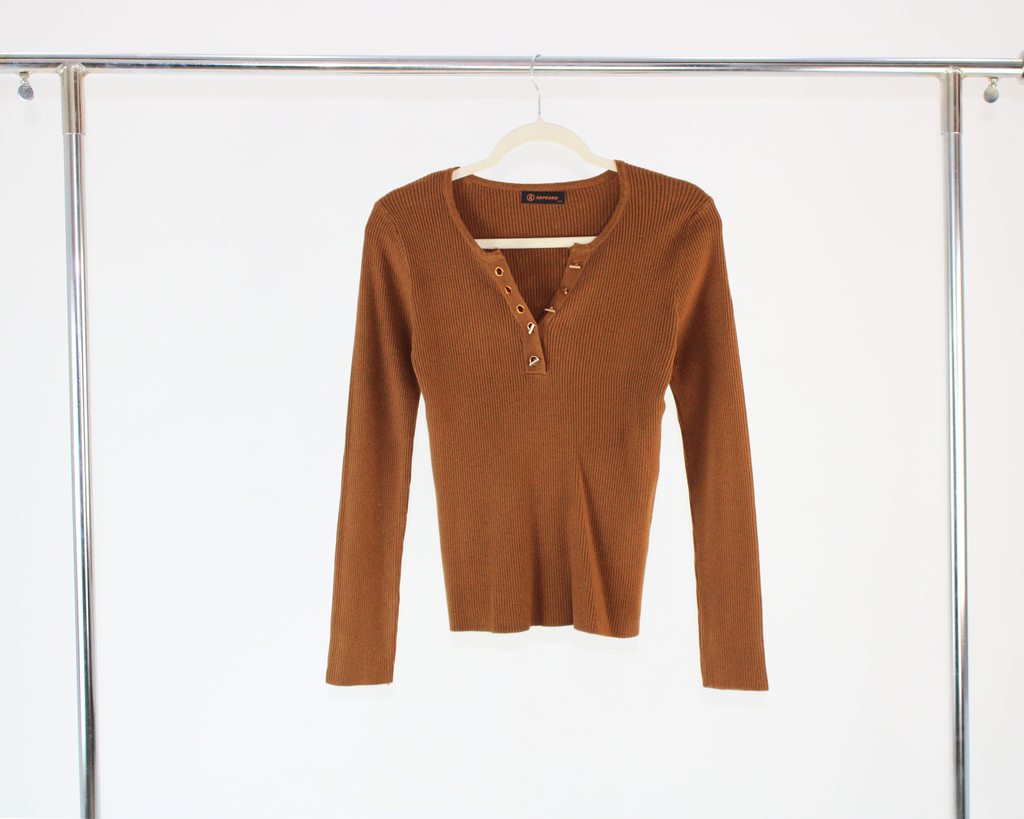 H19203 Sueter Acanalado Cuello V Hojillos con Adorno