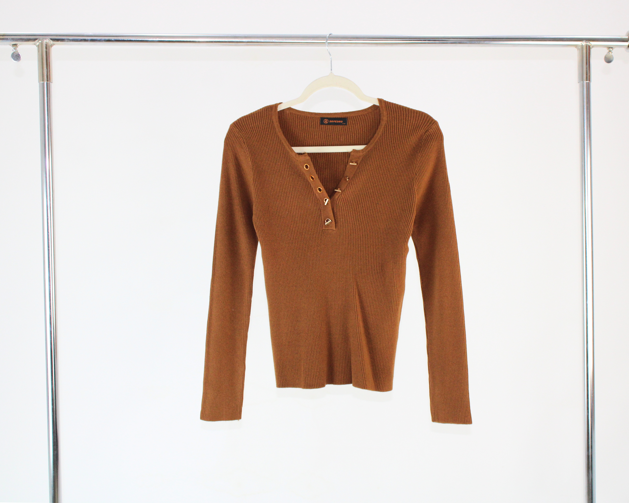 H19203 Sueter Acanalado Cuello V Hojillos con Adorno