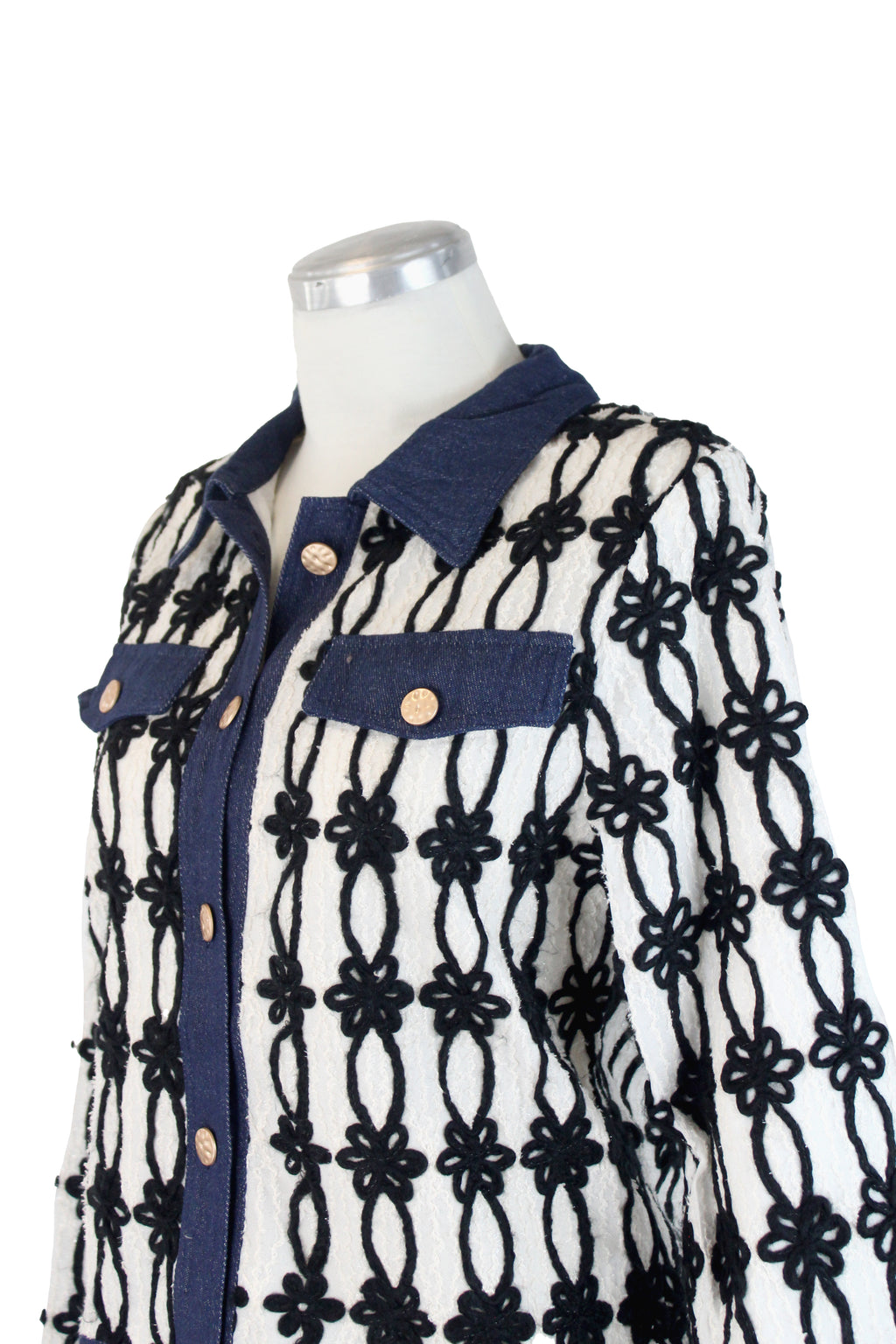 MK-0595 Camisa con Bordado de Flores y Detalles de Mezclilla