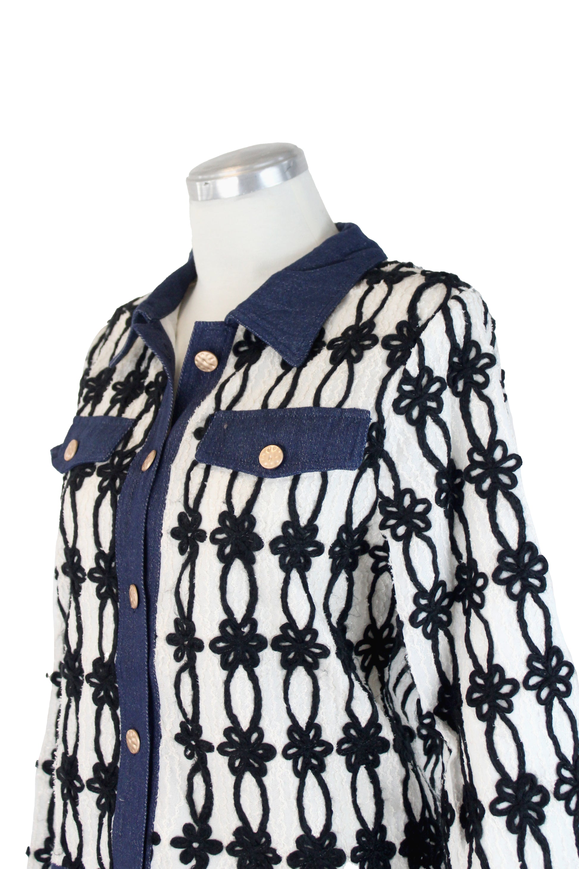 MK-0595 Camisa con Bordado de Flores y Detalles de Mezclilla